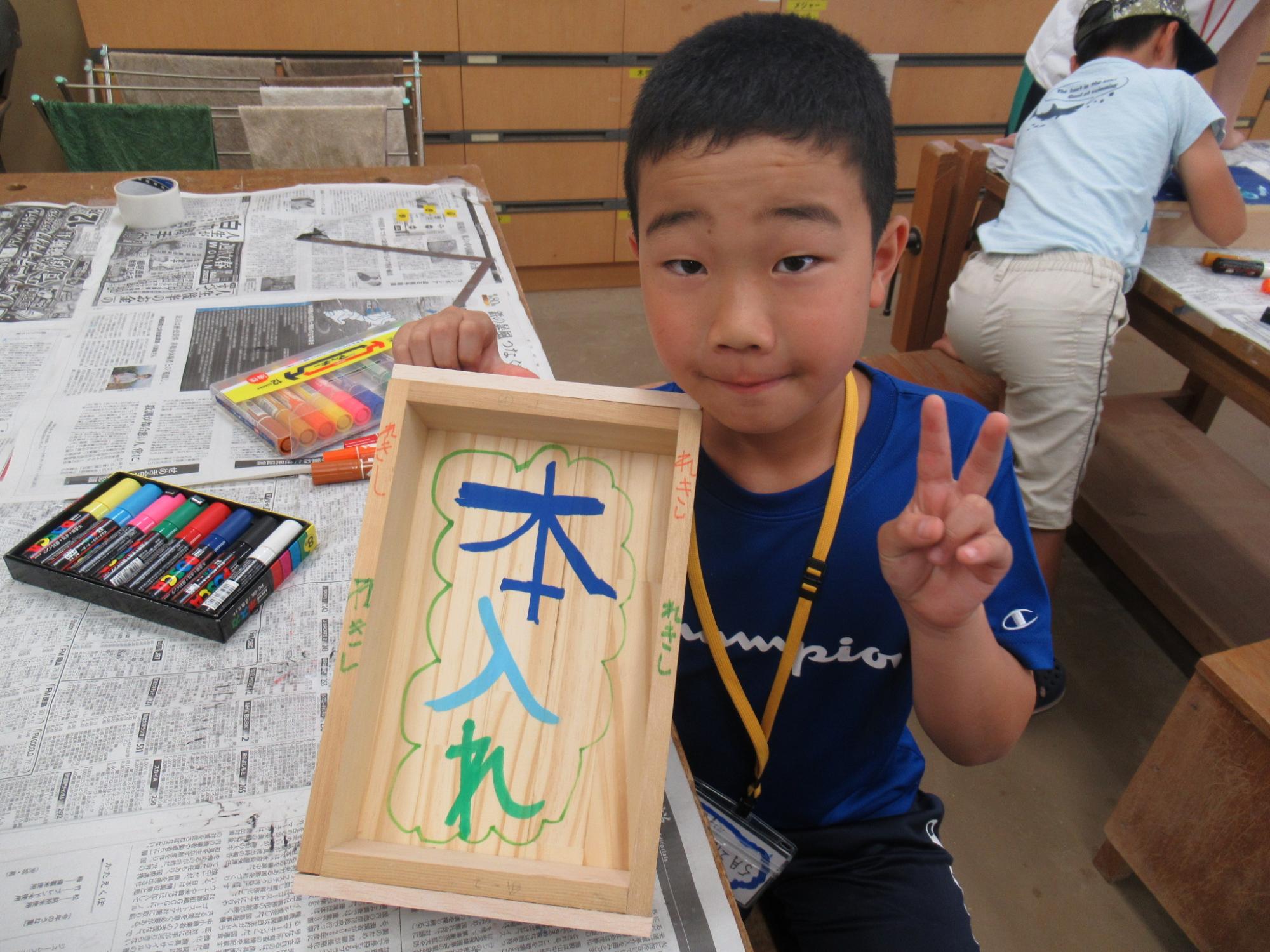 完成した作品と記念写真を撮る参加者