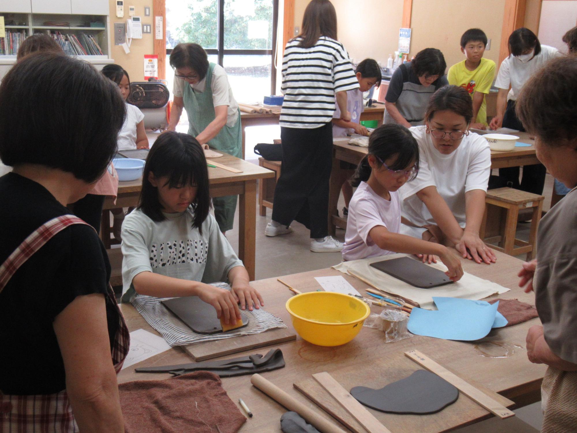 講師の指導の下作品の形を整える参加者