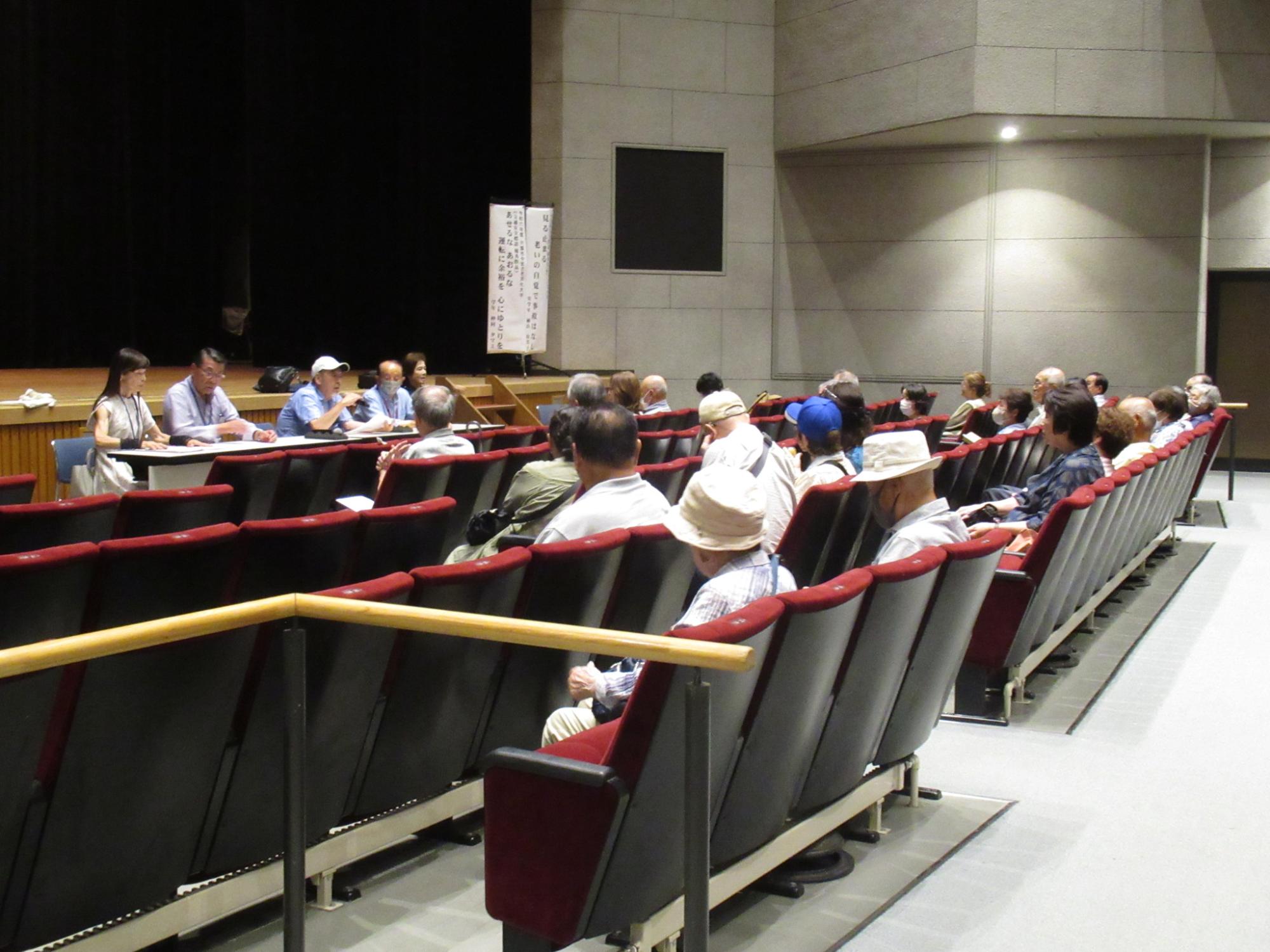 学年ホームルームでの話し合いの様子の写真