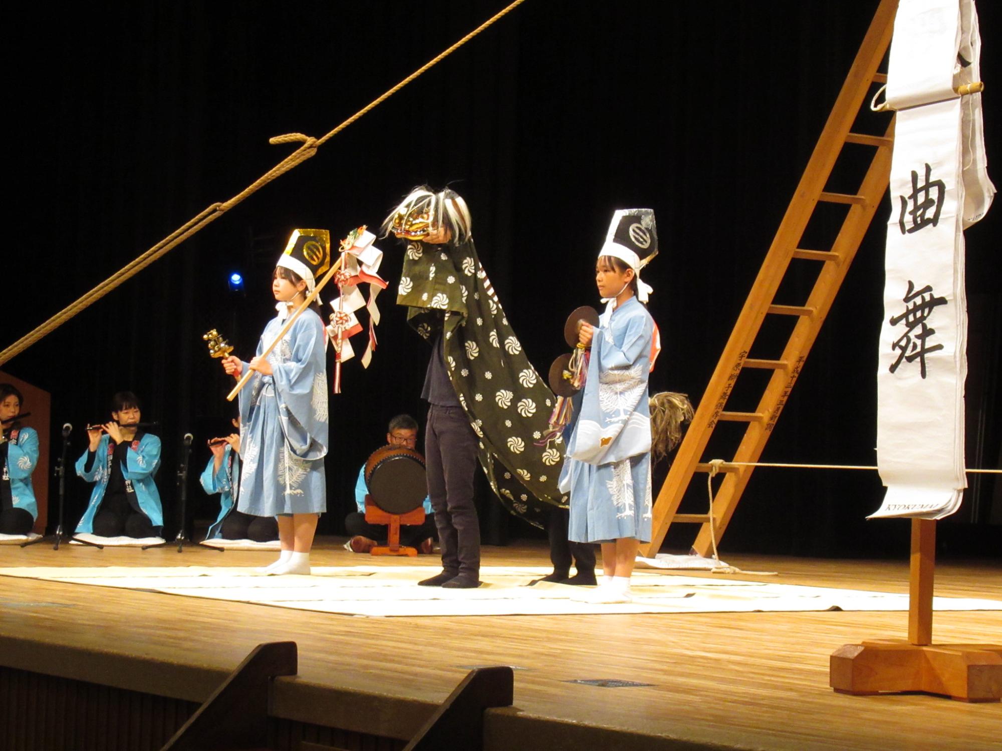 講座「持続可能な伝統芸能への挑戦」での獅子舞の写真
