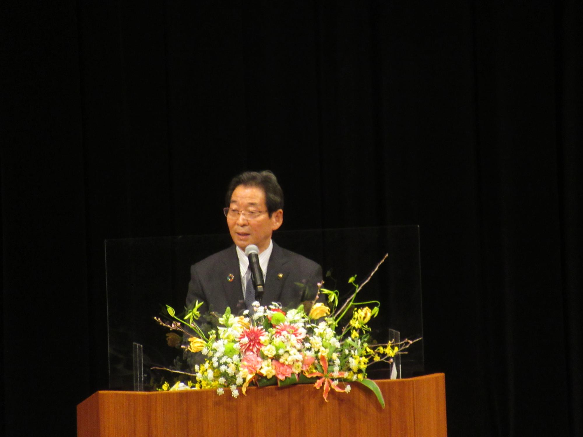 閉講式で祝辞を述べる福元市長の写真