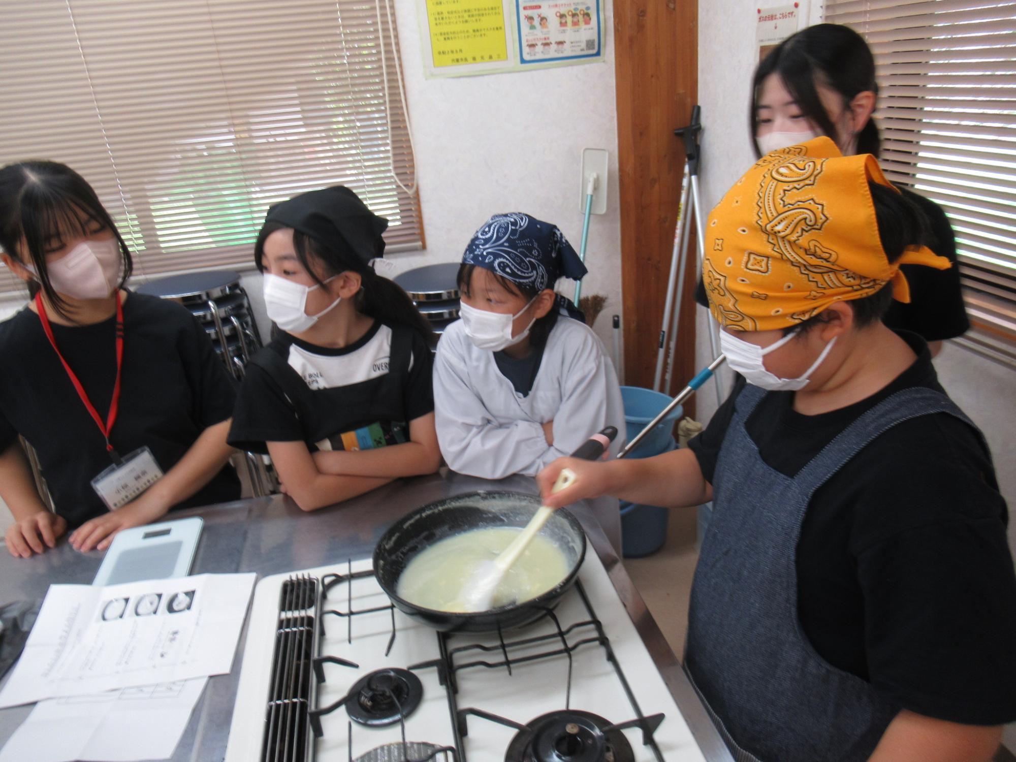 材料を煮詰めてキャラメルを作る参加者たち