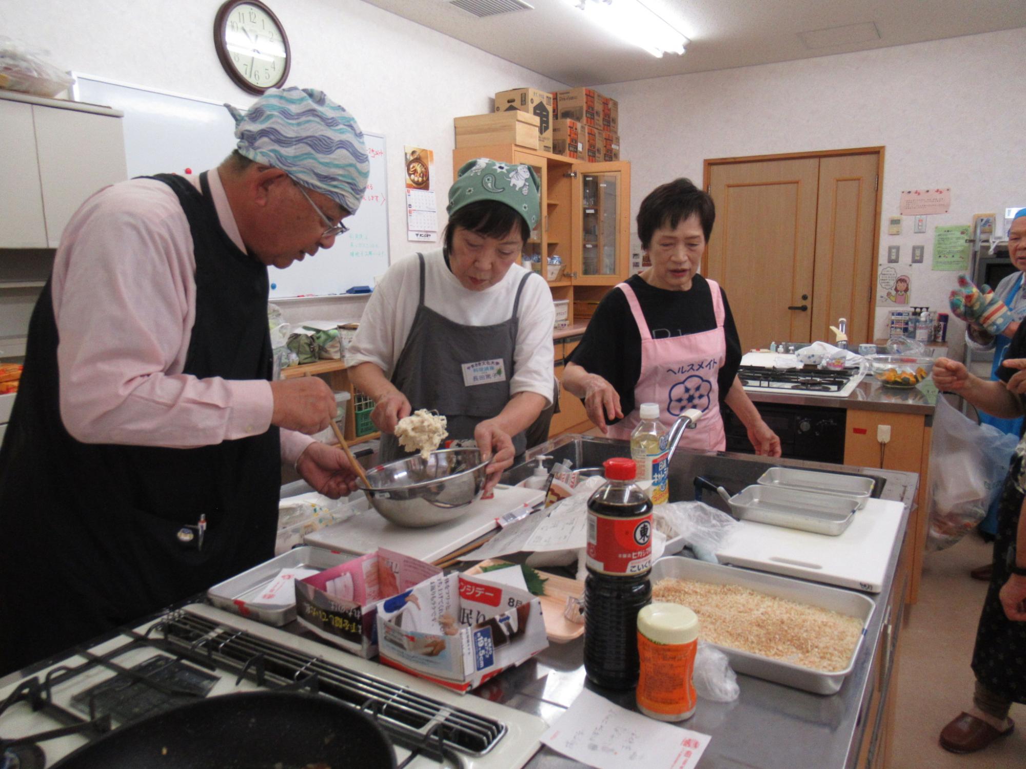 専門講座「料理講座」で料理作りをしている参加者等の写真