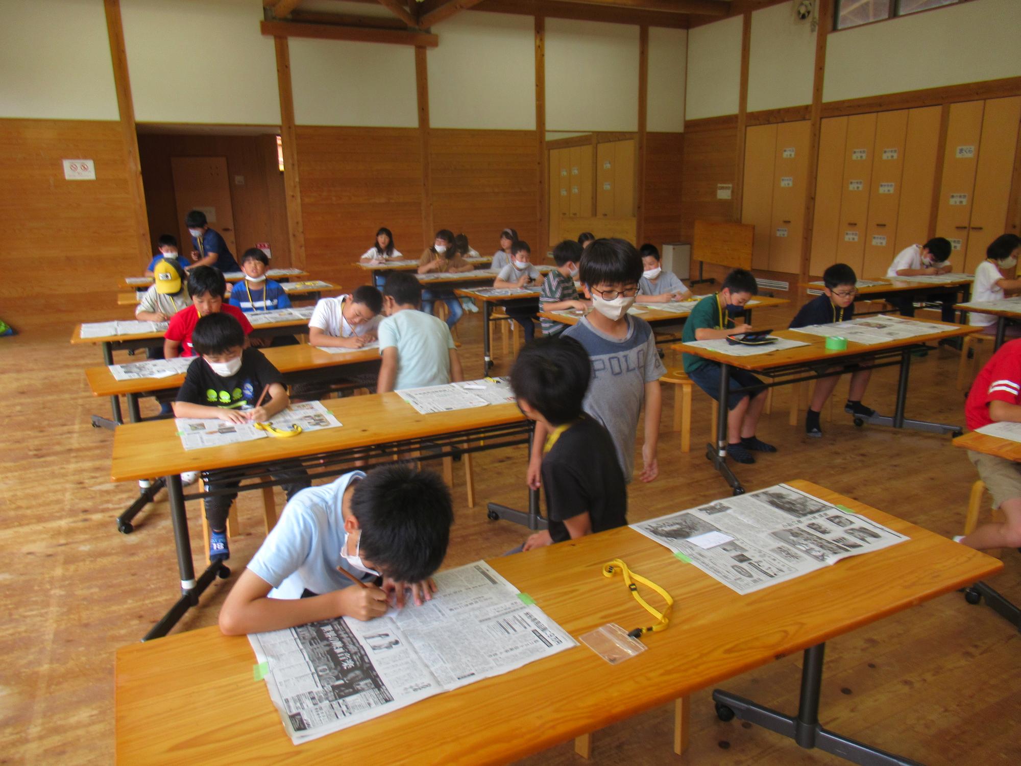オリジナル自己紹介名札を作成する子ども達