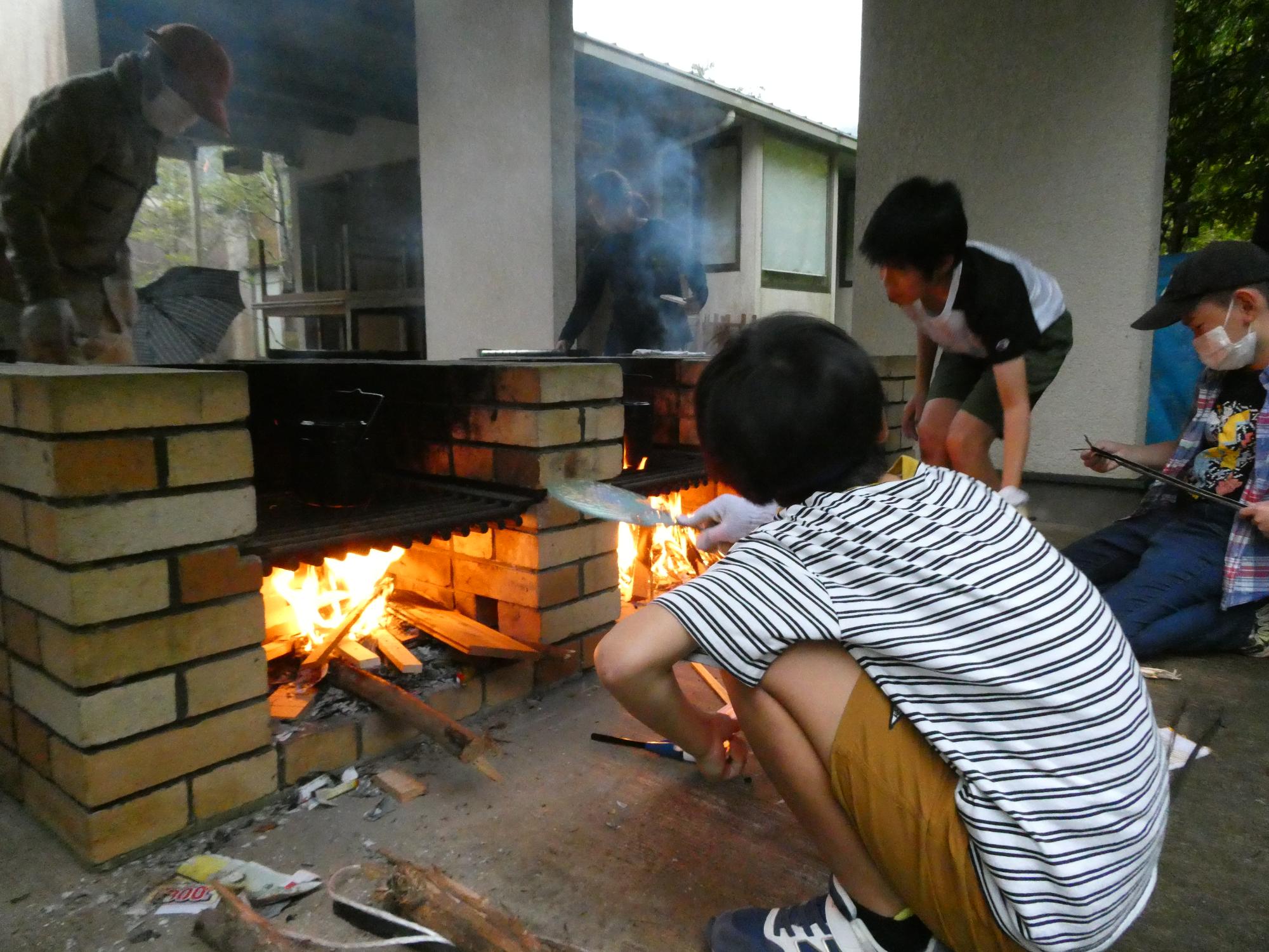 飯盒炊さんに挑戦する子どもたちの写真