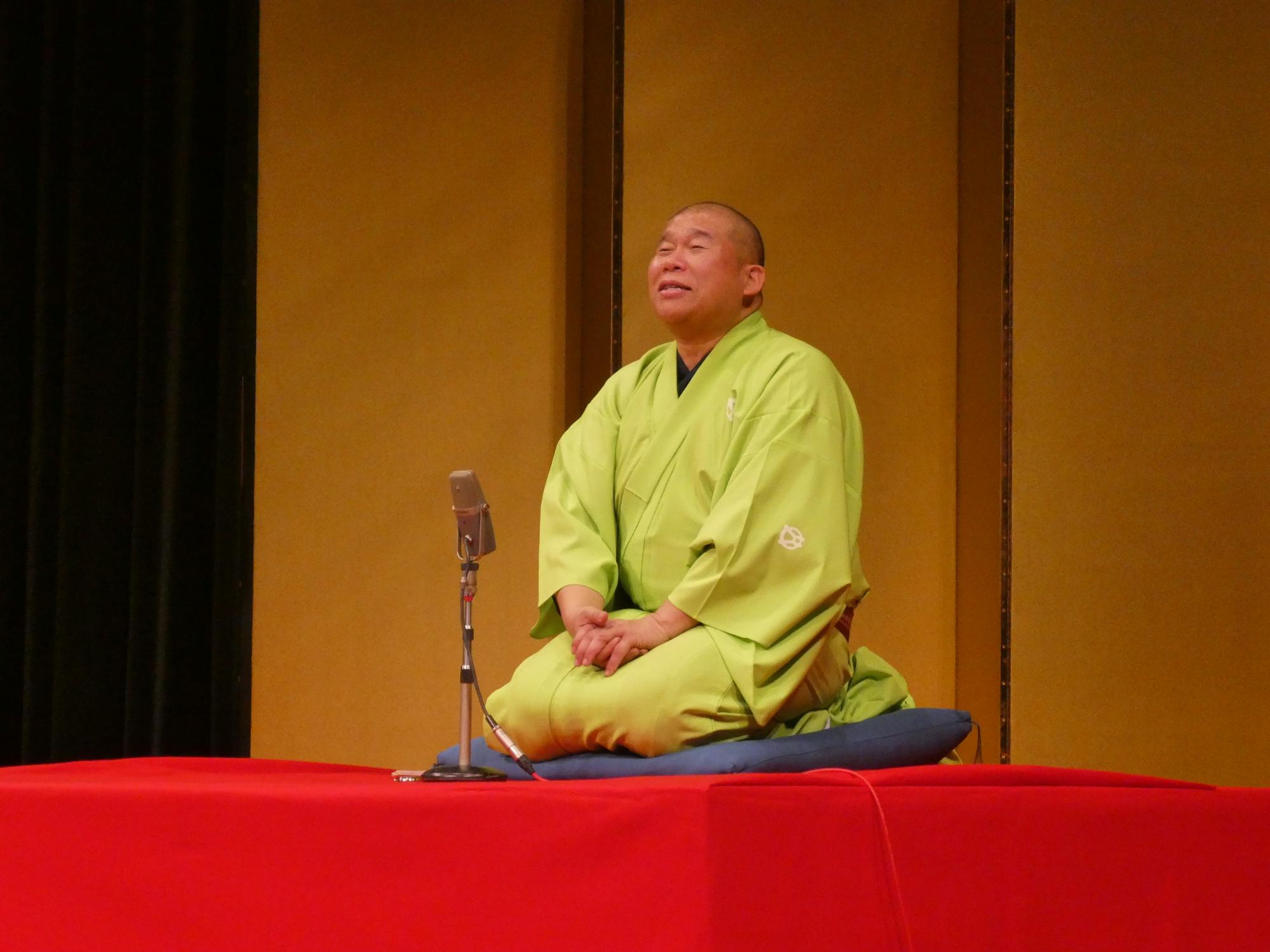 公開講座「笑う門には福来たる！」で落語をする講師の写真