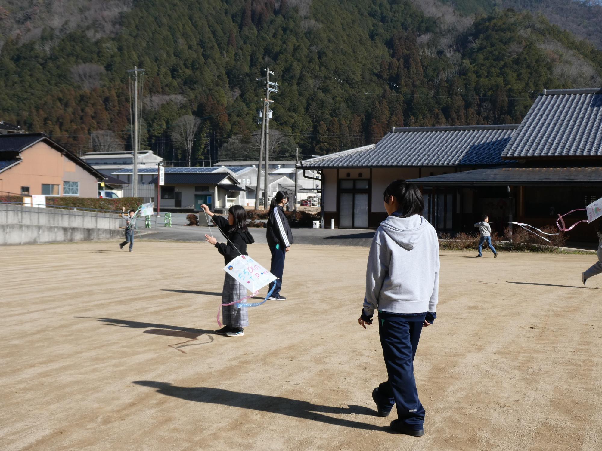 自作した凧を飛ばそうとチャレンジする参加者たち