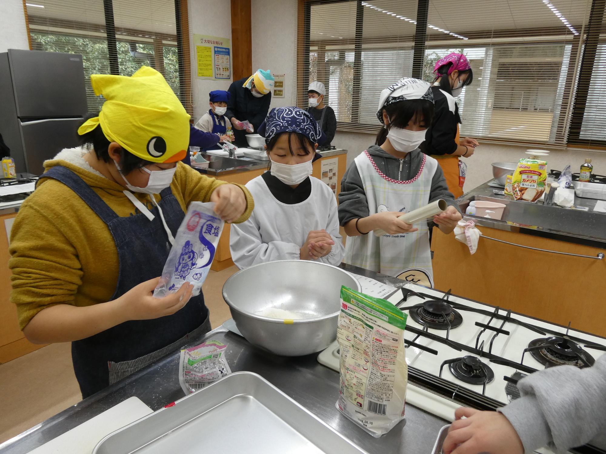 ピザ生地づくりに挑戦する参加者たち
