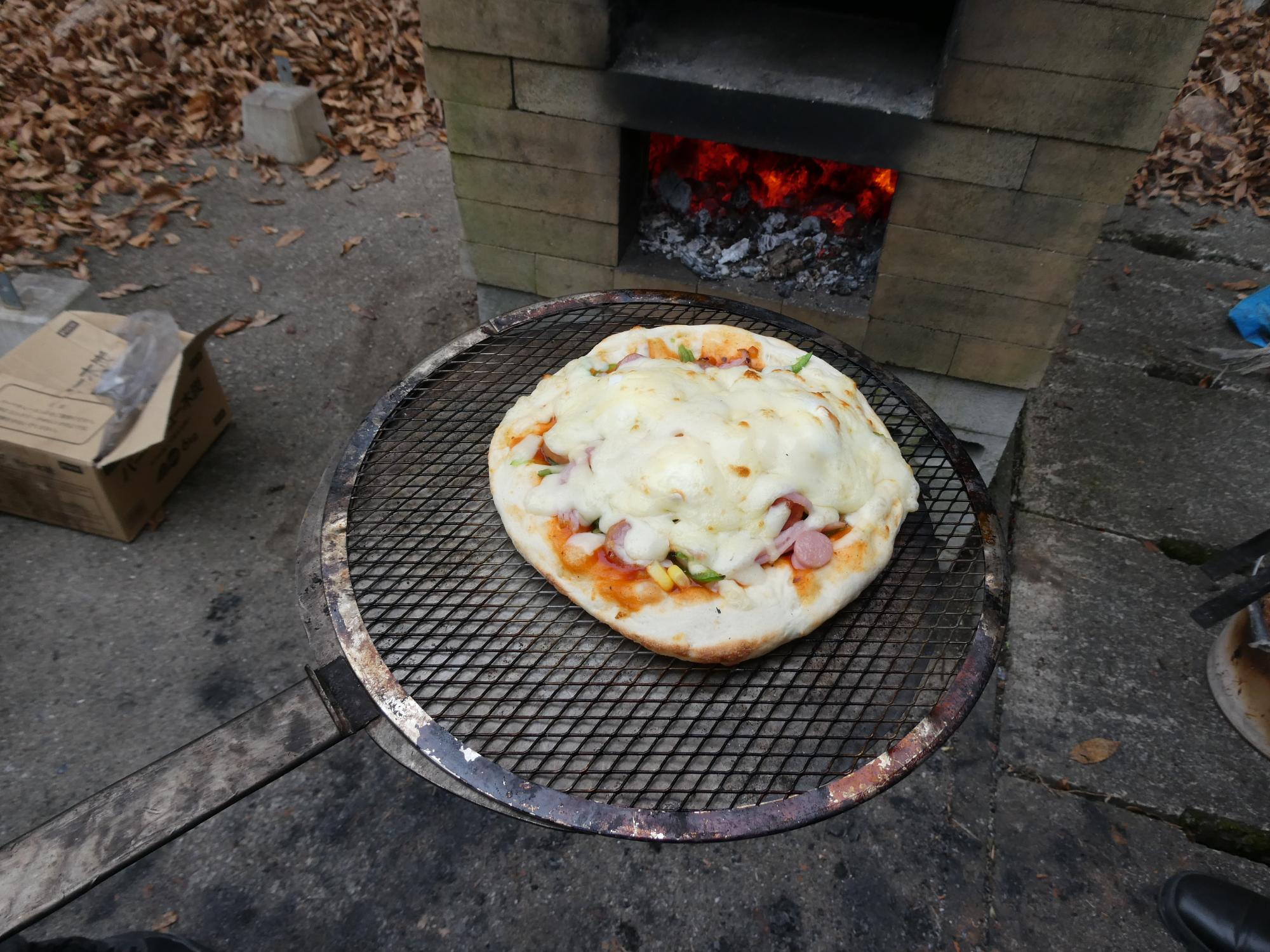 ピザ窯で焼き上げたオリジナルピザ
