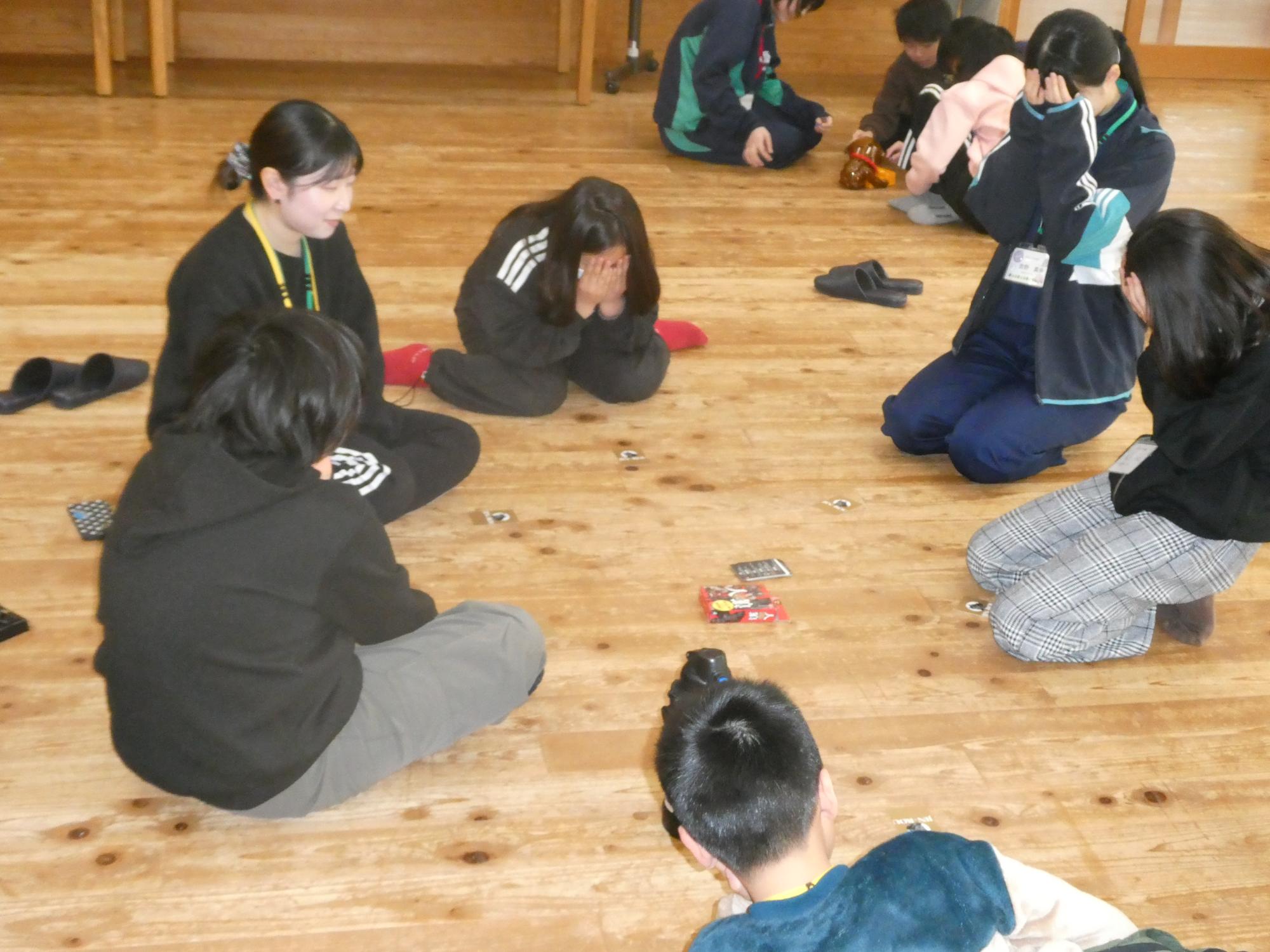 最後の思い出作りに参加者たちが一緒に遊んでいる様子