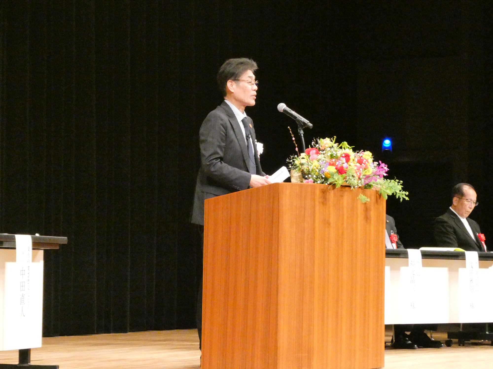閉講式で挨拶する学園長