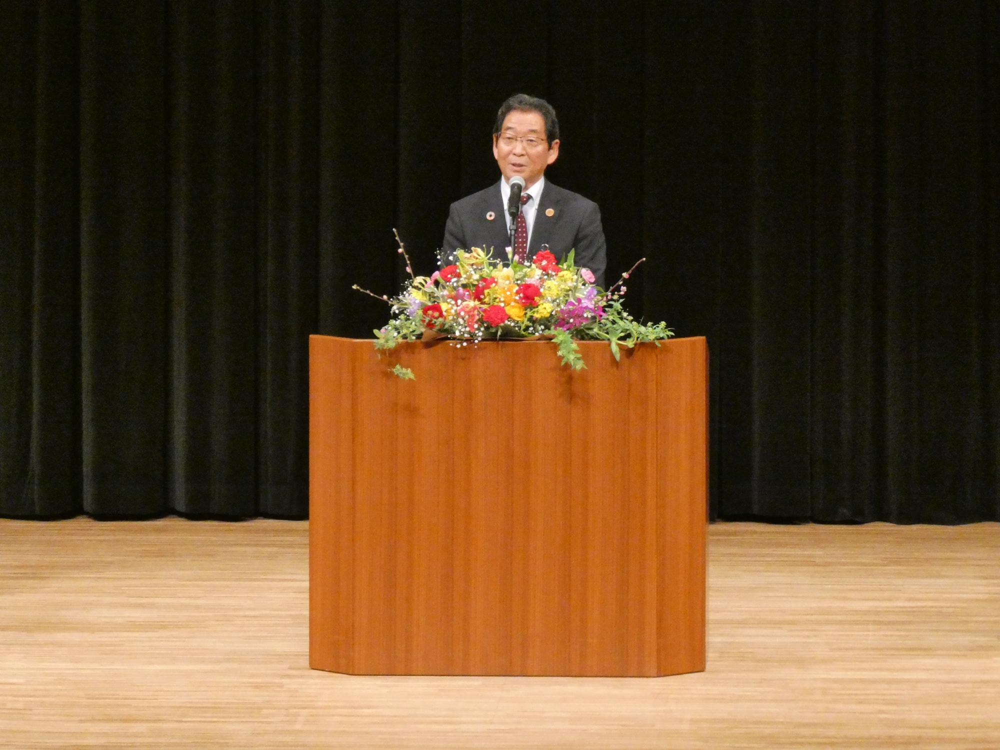 閉講式で祝辞を述べる福元市長