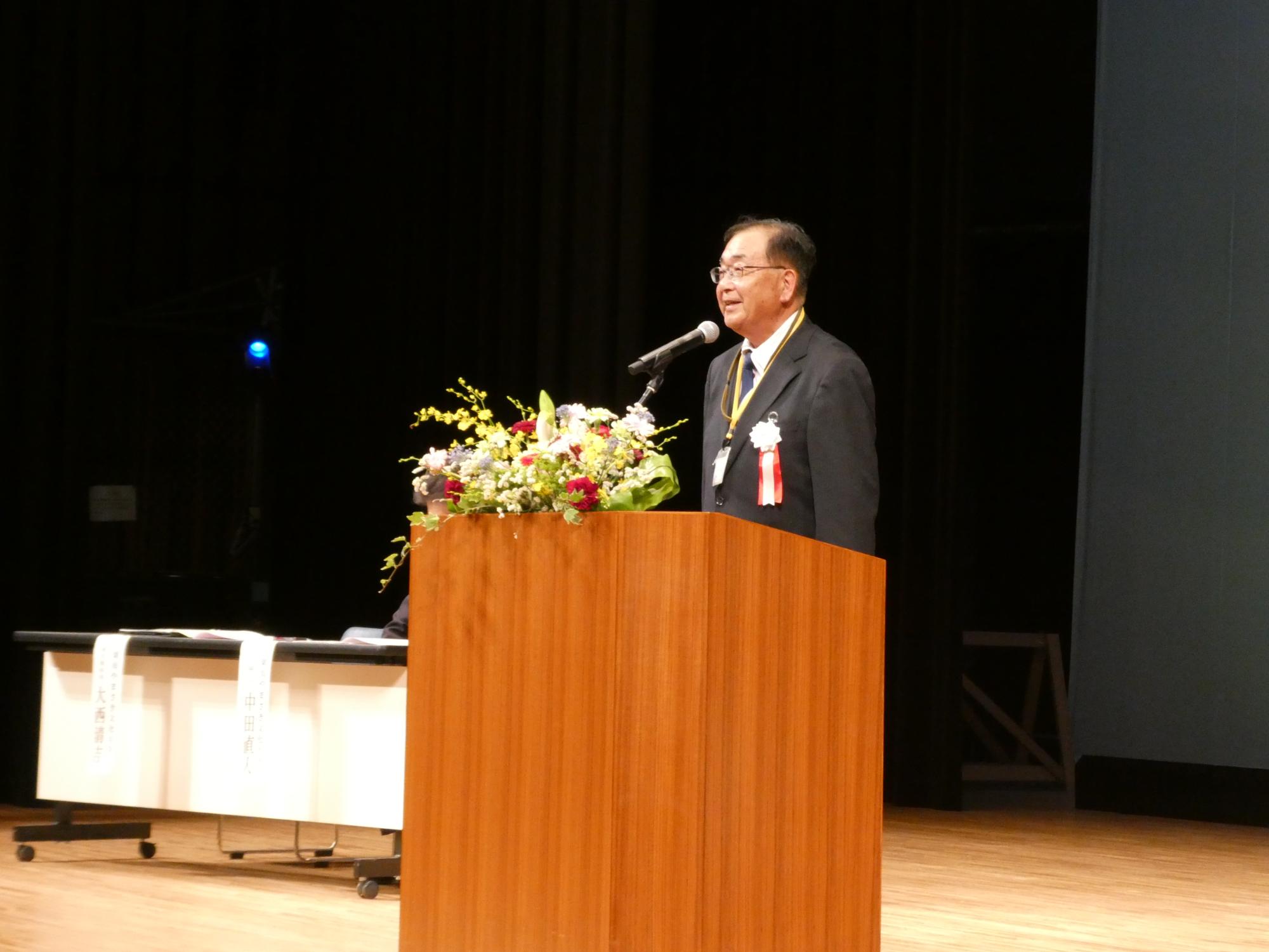 開講式で開講のことばをのべる学生会会長の写真