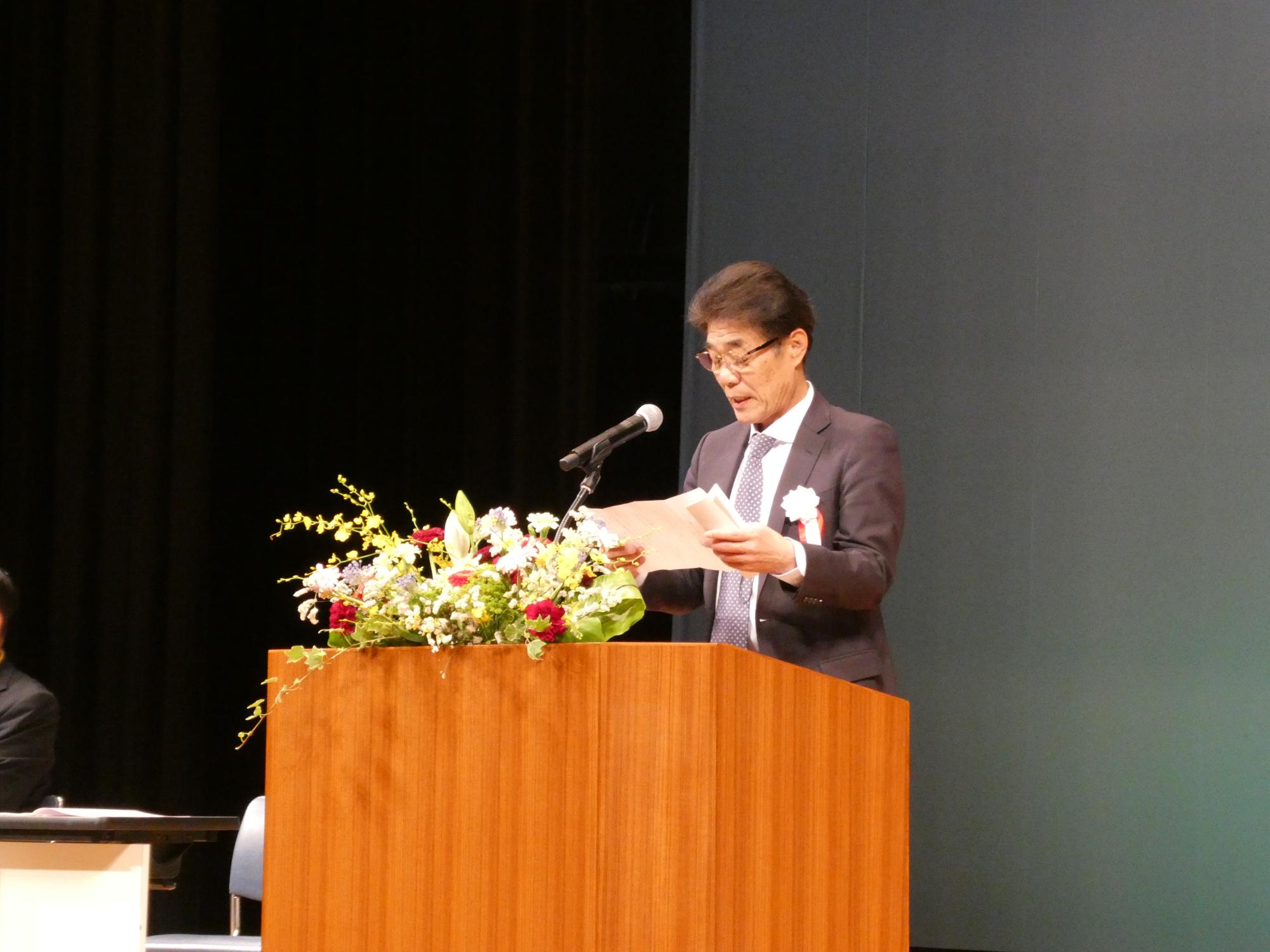 開講式で式辞をのべる教育長の写真