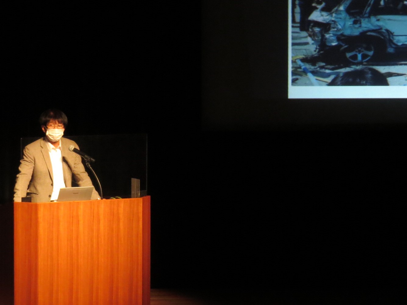 阪神淡路大震災から地震対策を考えるを講演する講師の先生の写真