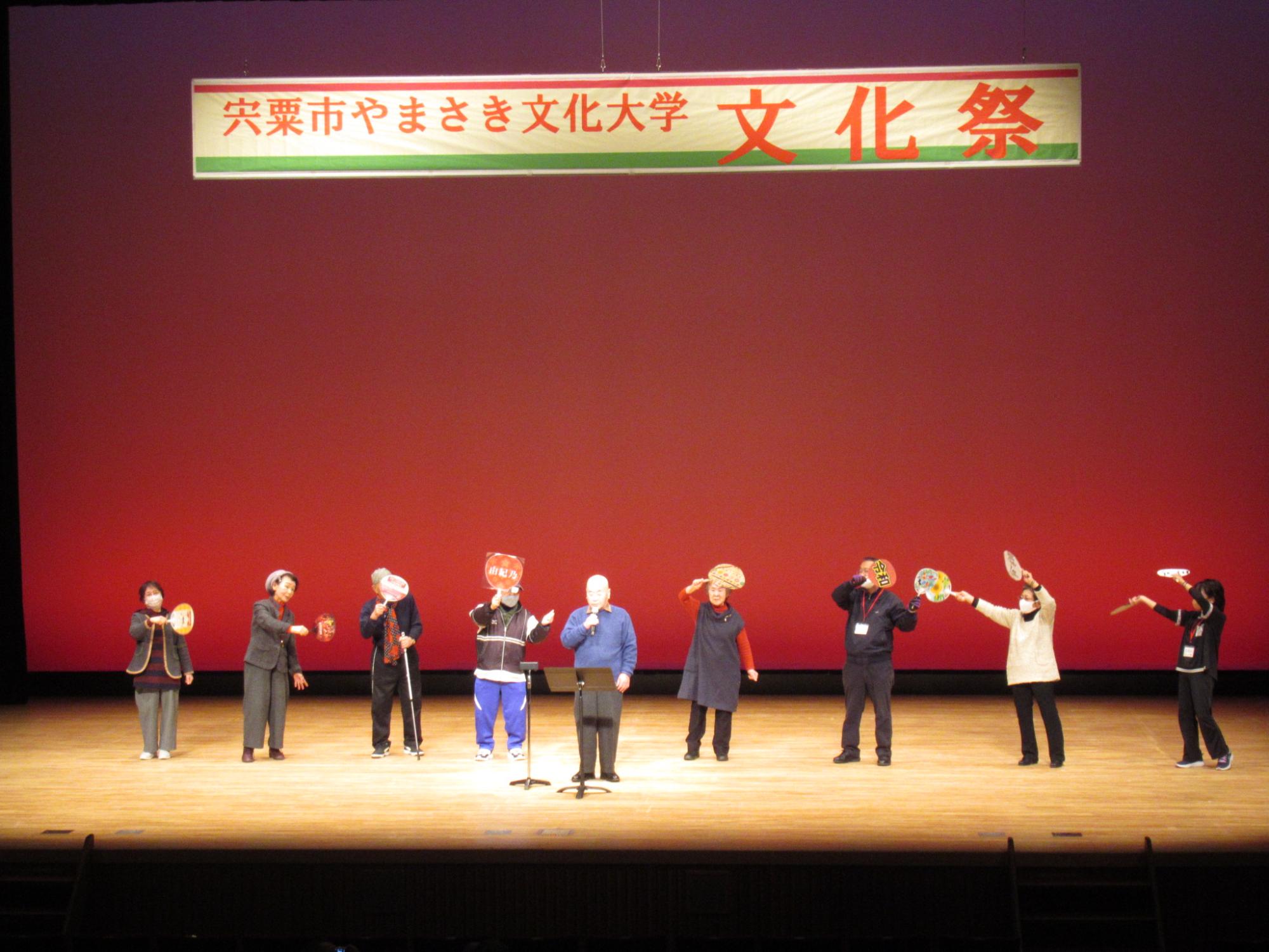 歌謡部の舞台発表で歌を披露する参加者