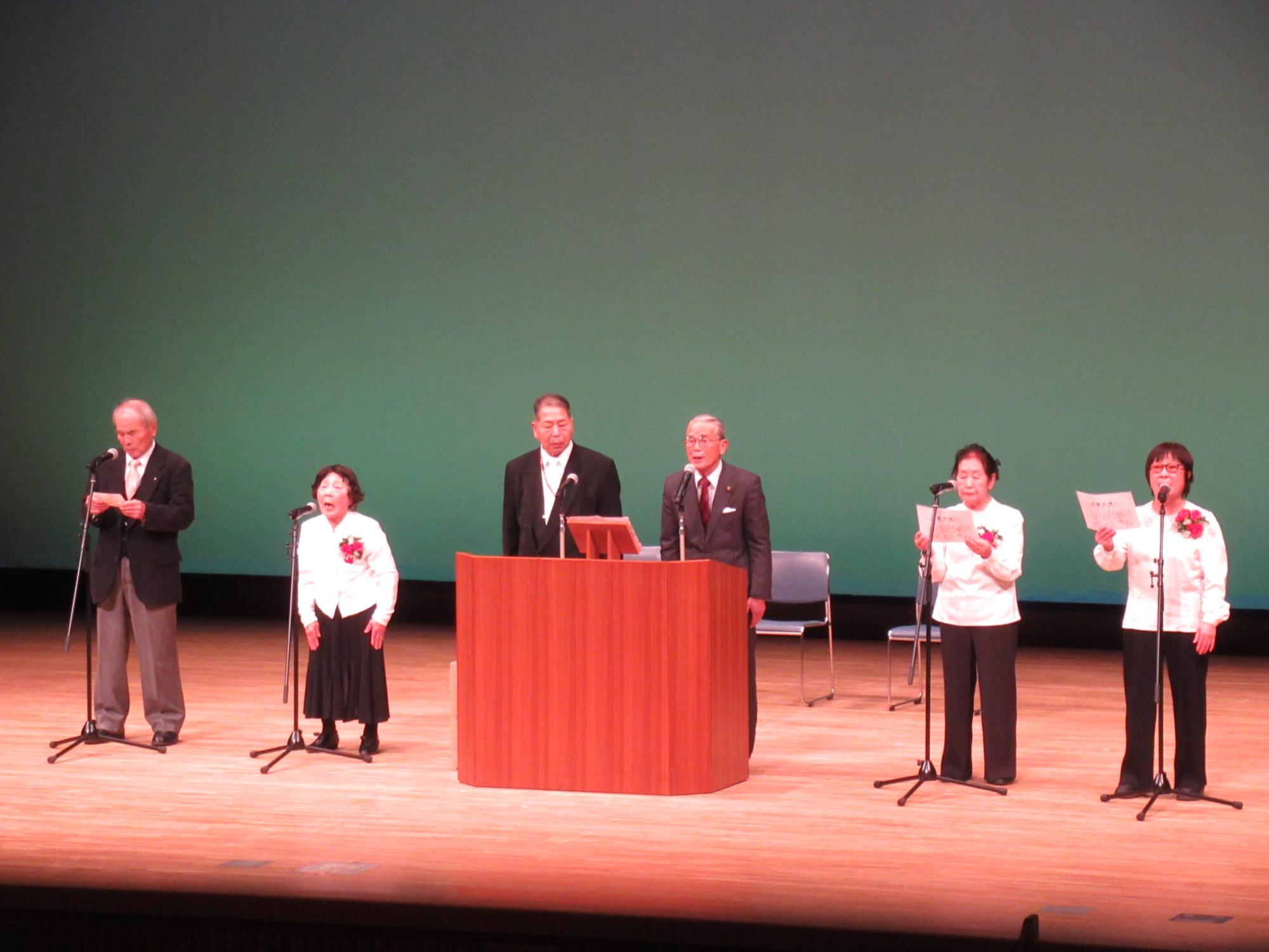 詩吟部のみなさんが舞台で舞踏を披露している写真