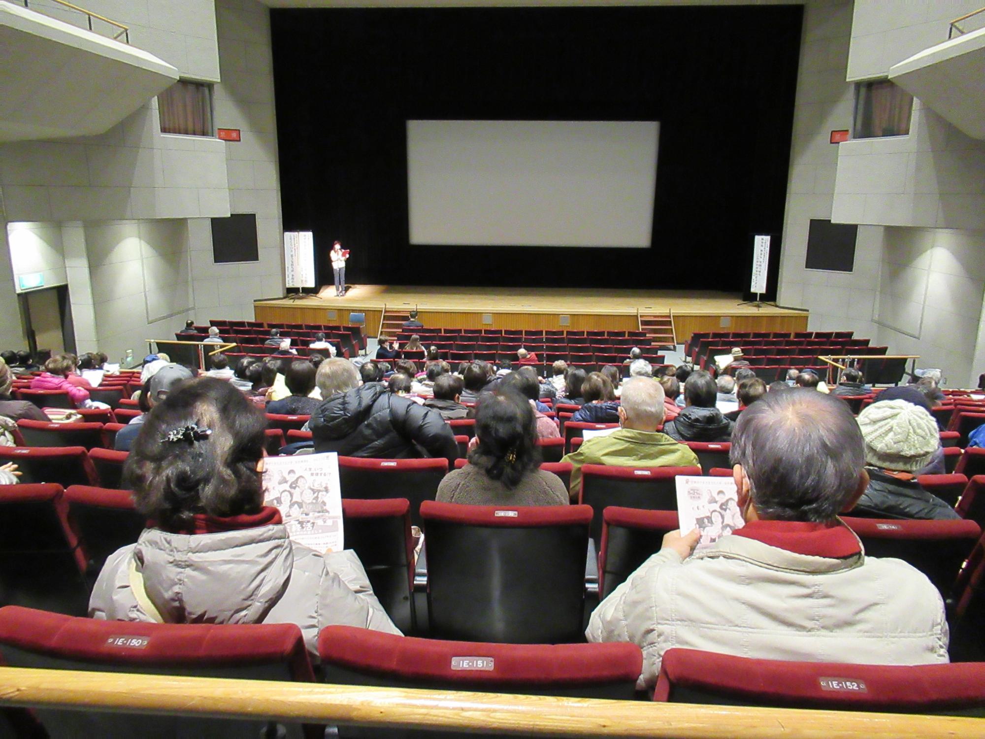 一般教養講座で映画鑑賞をみにきている学生の会場の写真