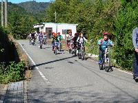 一列に並んでさっそうと自転車をこいでいく子ども達の写真