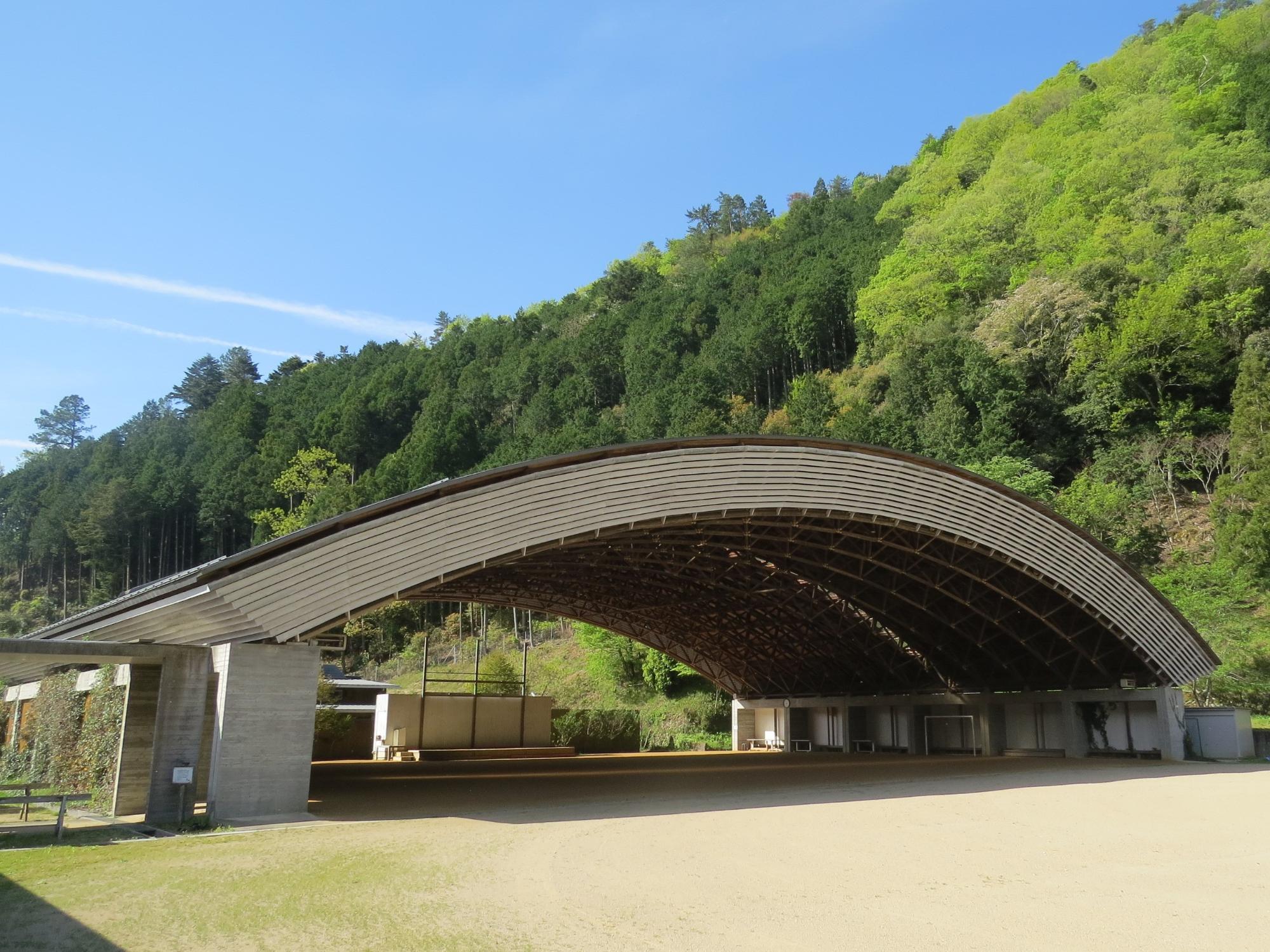 学遊館アイビードームと新緑の山、青い空の写真