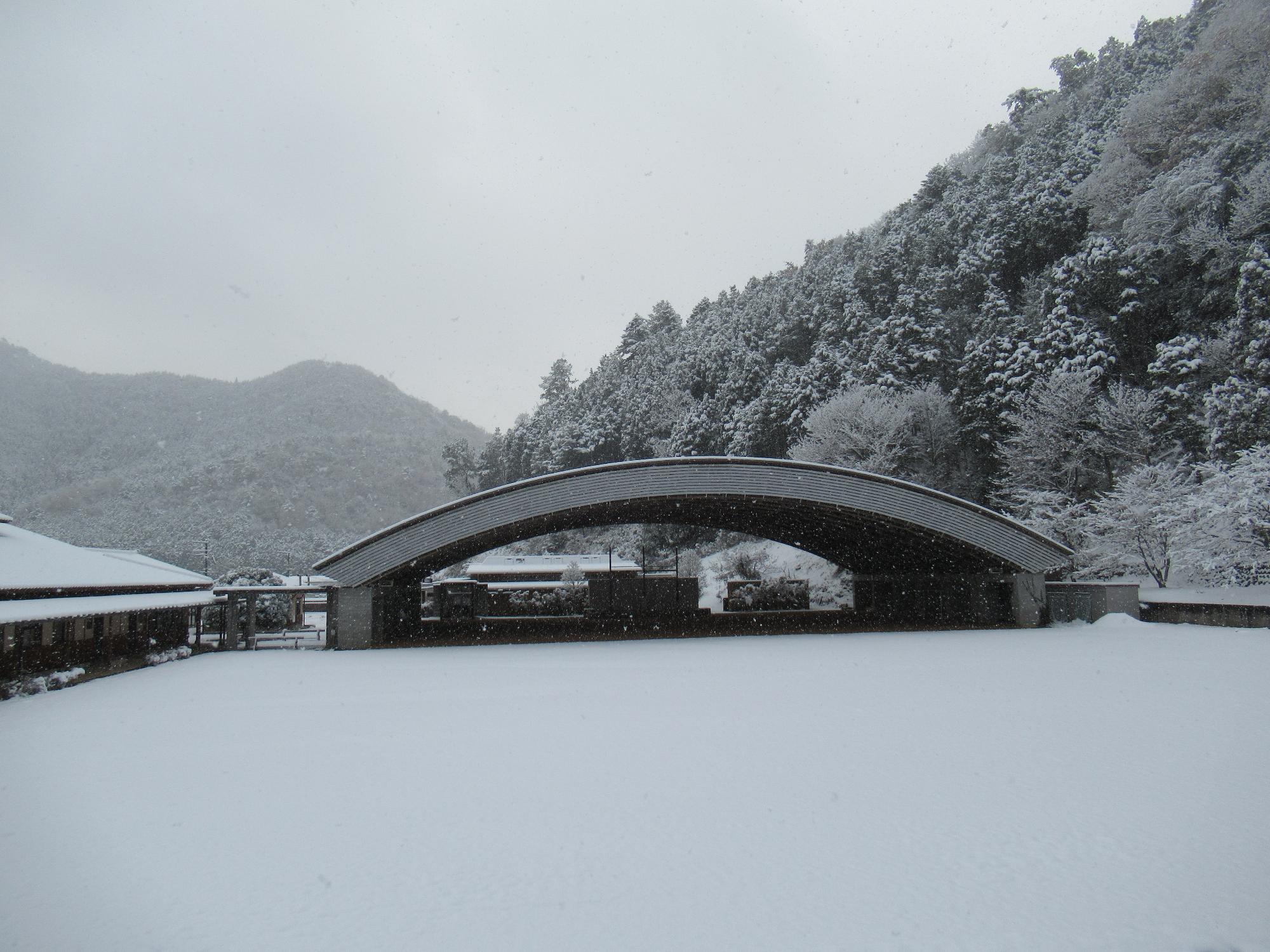 学遊館の雪景色の写真アイビードームが雪で真っ白な様子