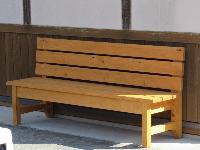 学遊館入り口施設に設置された木製ベンチの写真