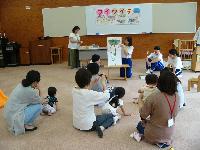 山崎東中学校トライやるウィ―クで親子で床に座り講座を受けている写真