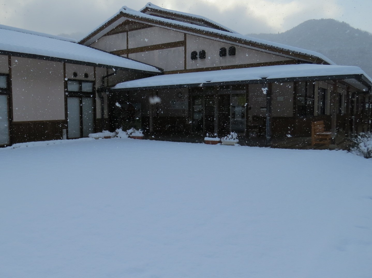 令和3年、学遊館が初雪景色に包まれた写真