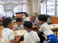 子どもたちが将棋を勉強している写真