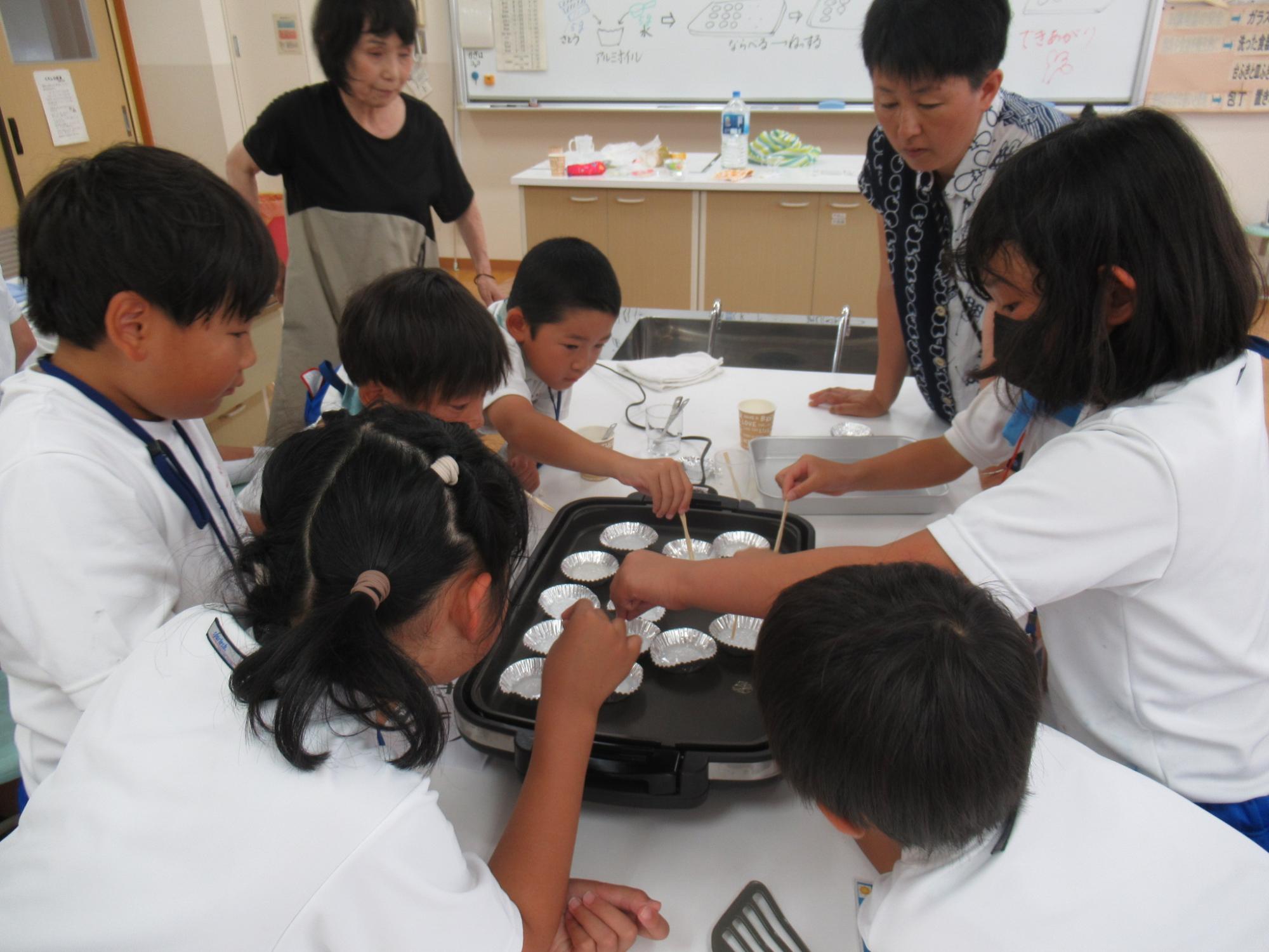 べっこう飴をつくる子どもたち