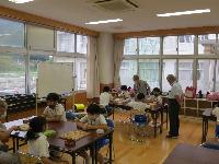 将棋教室に集まった子どもたちが将棋をしている写真