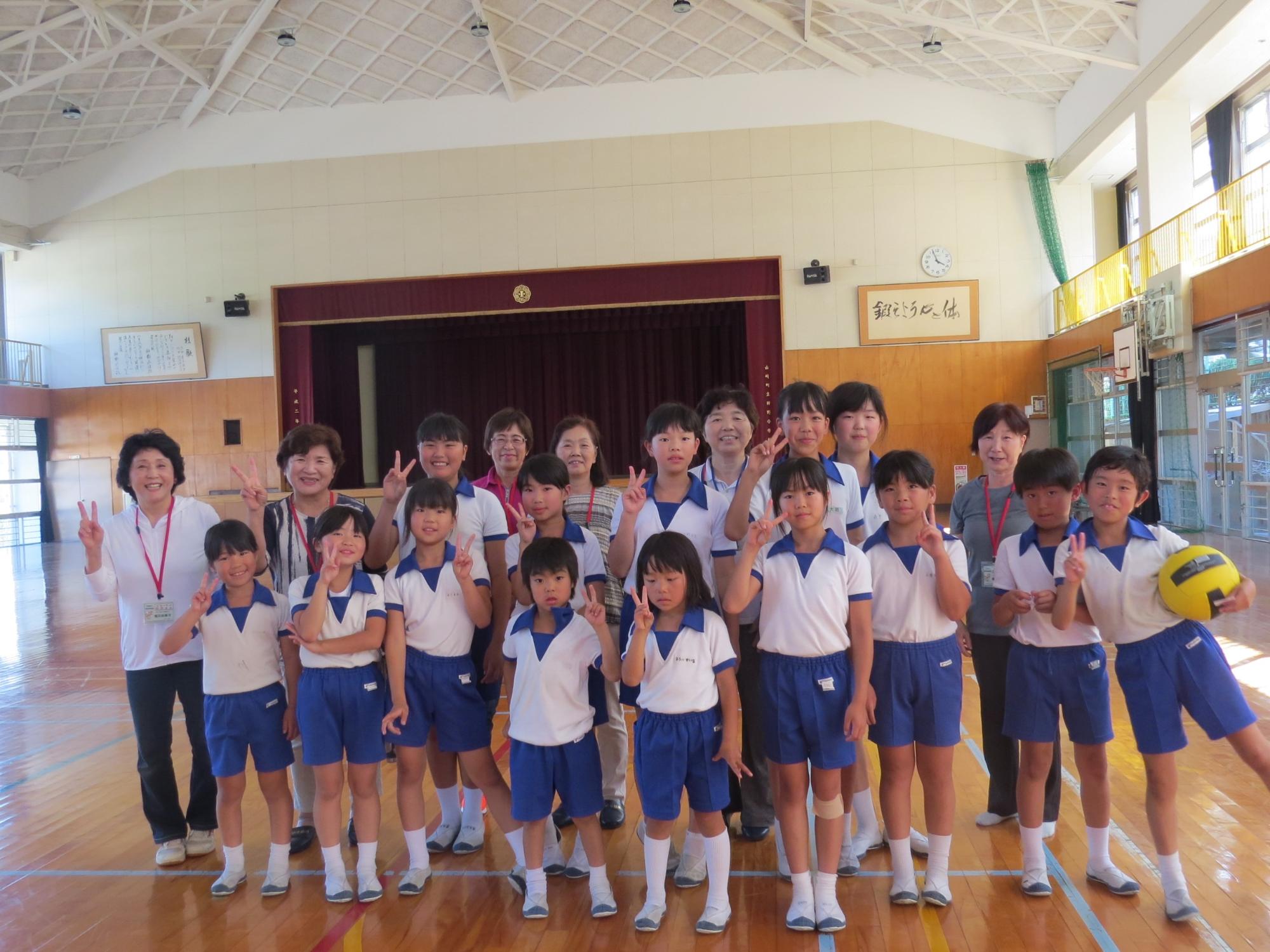 神野小昔遊び教室に参加した子どもたちの集合写真