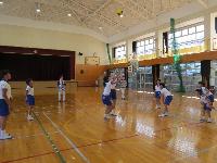 神野小昔あそび教室でバスケットボールをする子ども達の写真