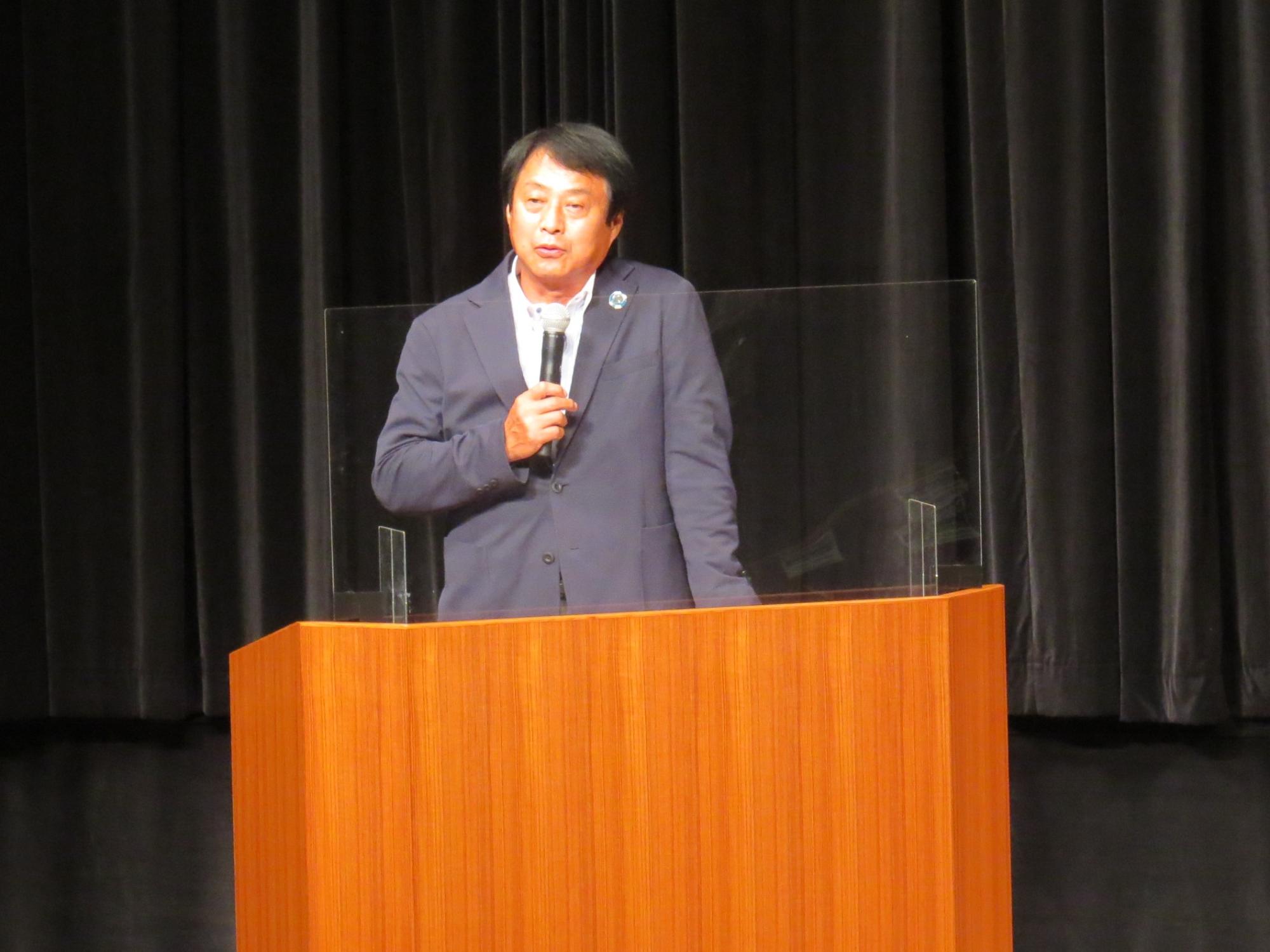 冒険家植村直己について講演する植村直己冒険館館長の吉谷義奉さんの写真