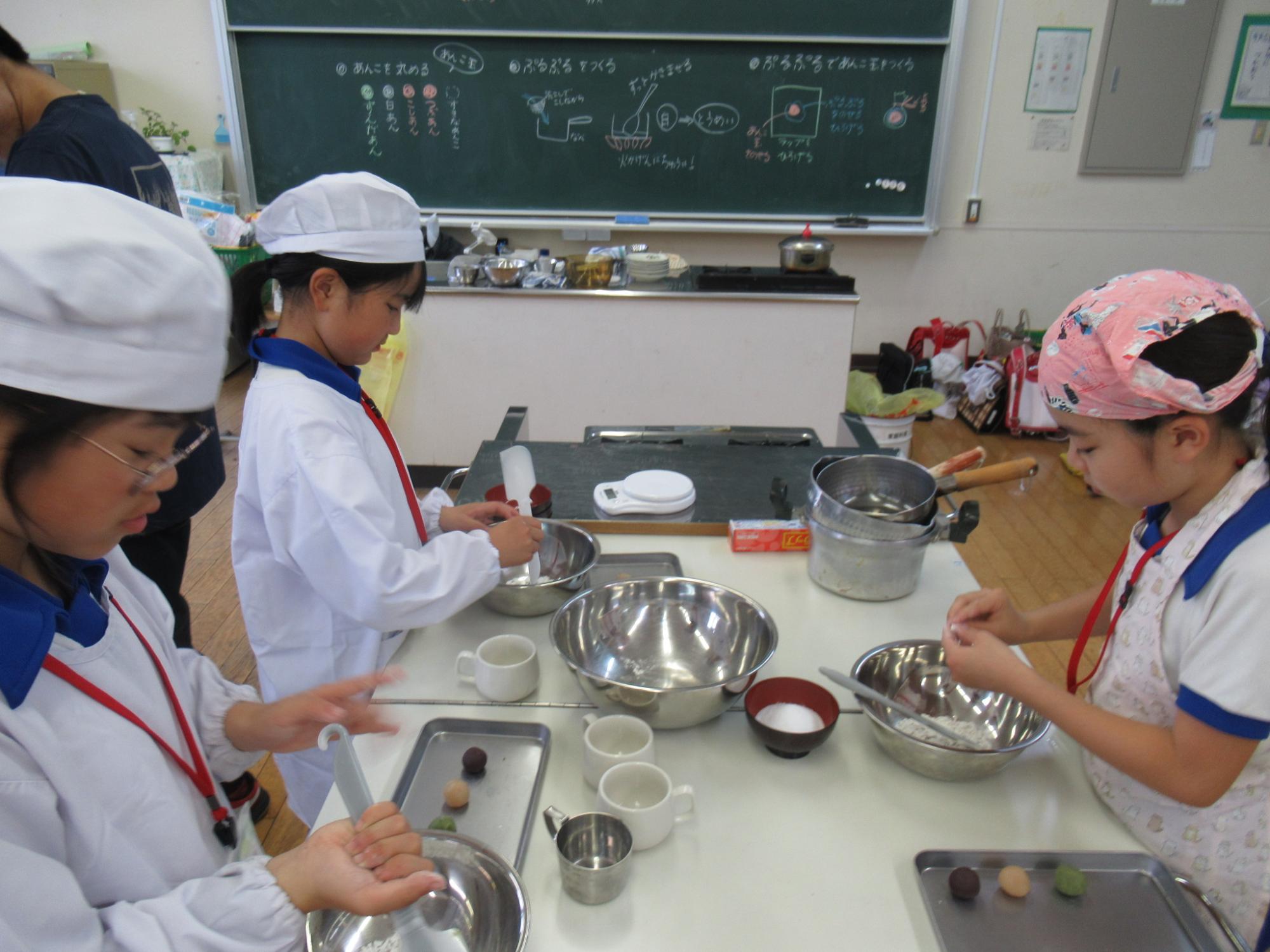 児童らがくず粉をこねている写真