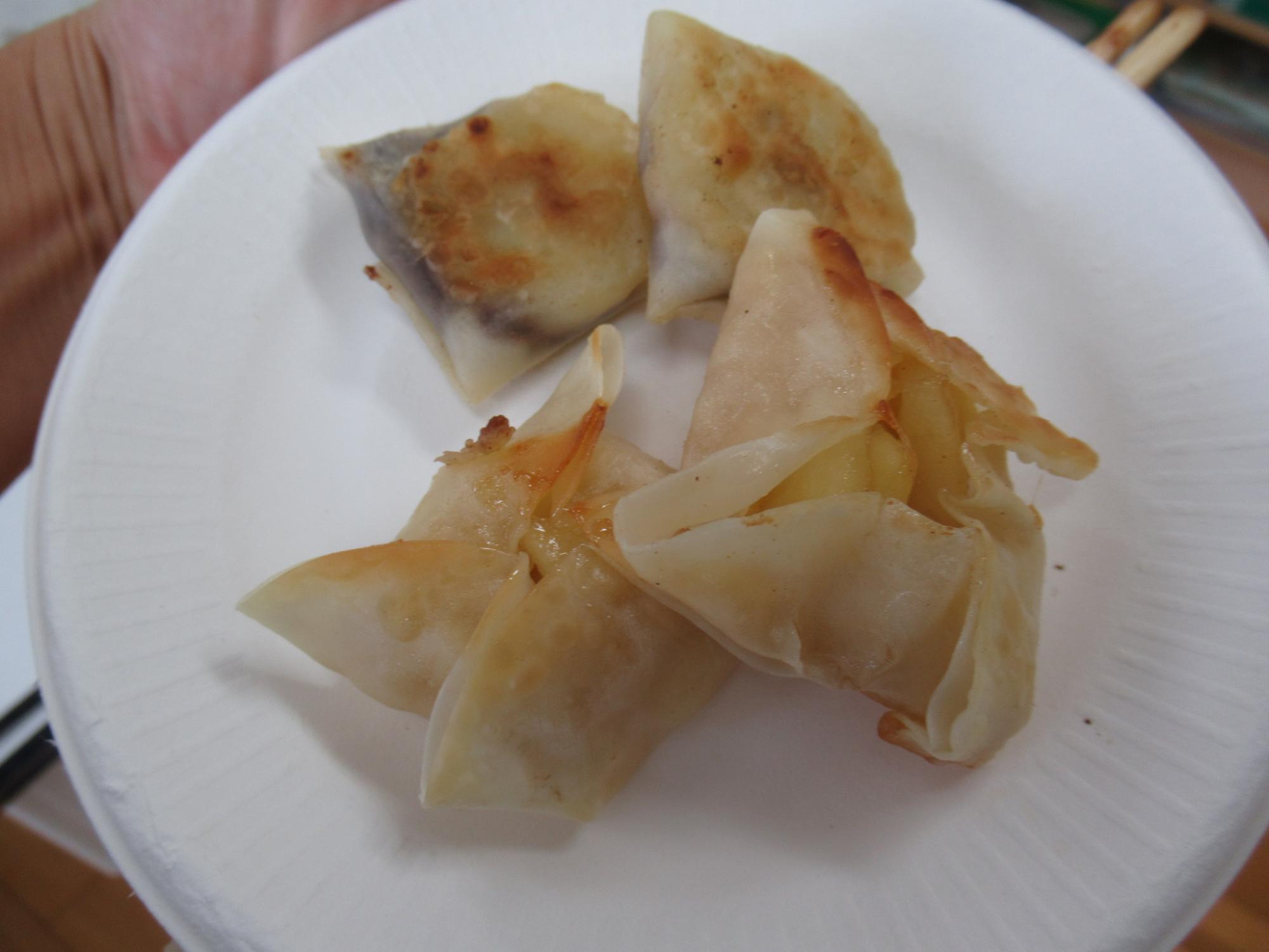 でき上がった餃子の皮スイーツが紙皿の上に乗せてある写真