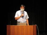 健康講座で、講演している大塚製薬の講師の先生の写真
