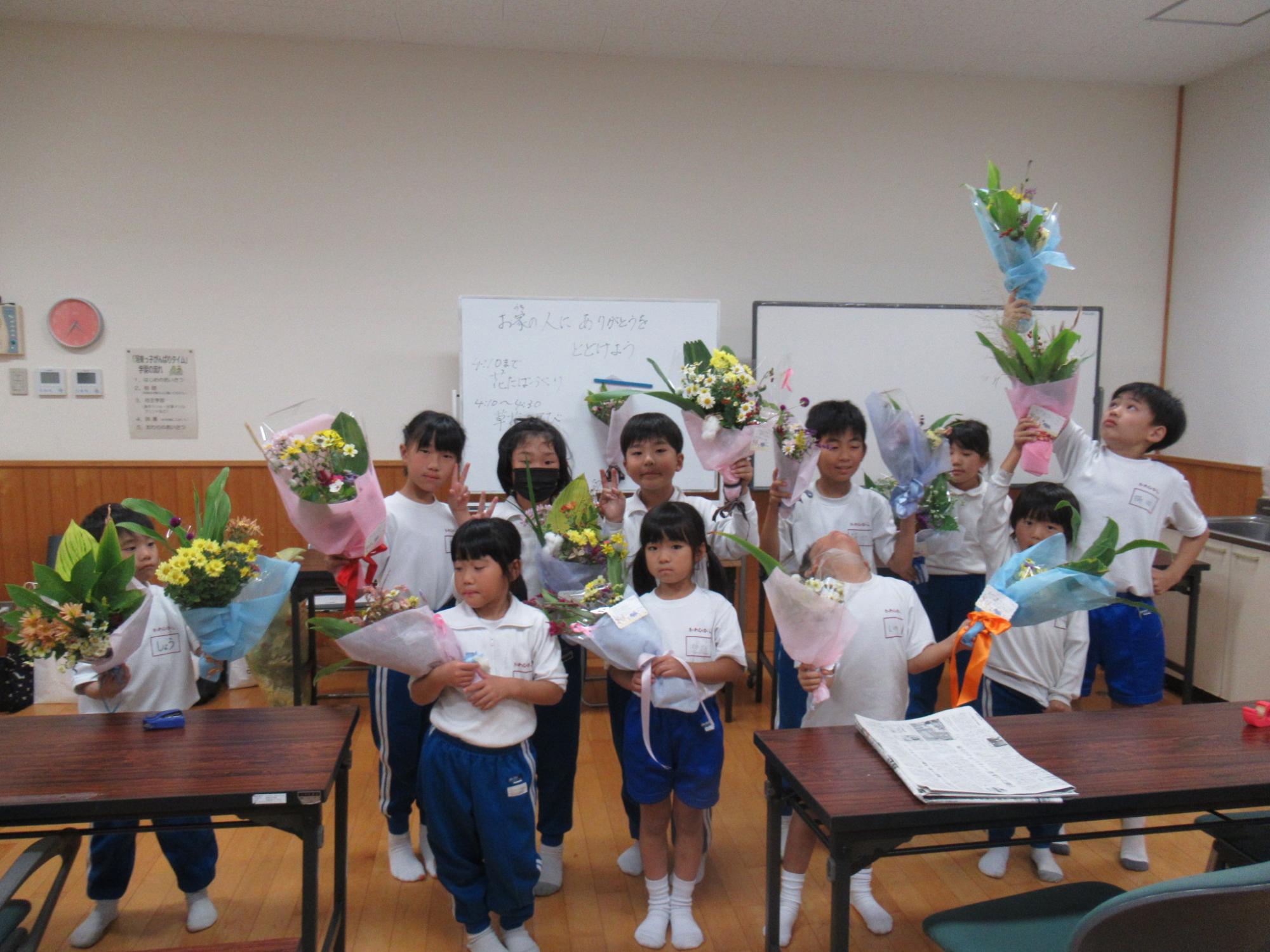 作った花束とメッセージカードをもっている参加者の集合写真