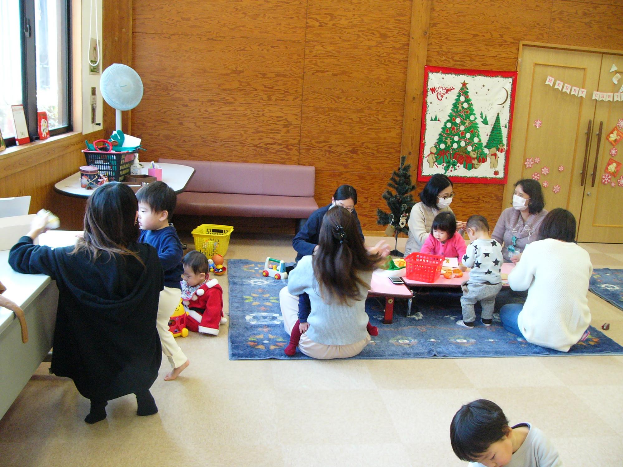 親子活動きらきらのクリスマス会の活動の様子の写真