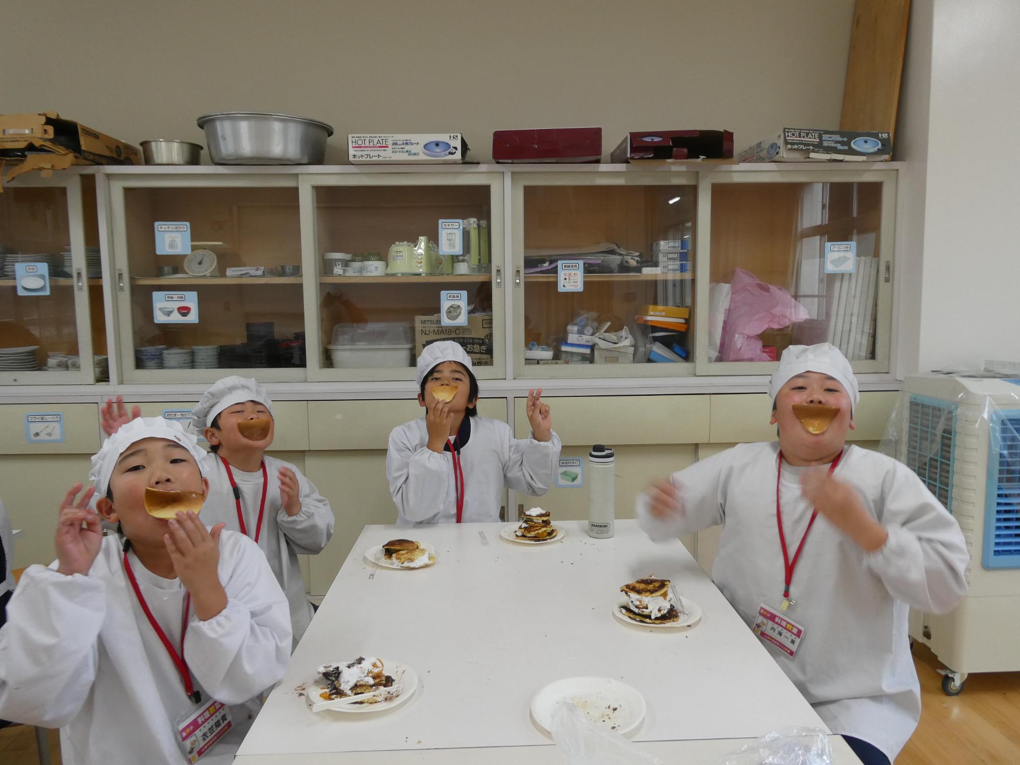 どら焼きをくわえてポーズをとる子どもたち