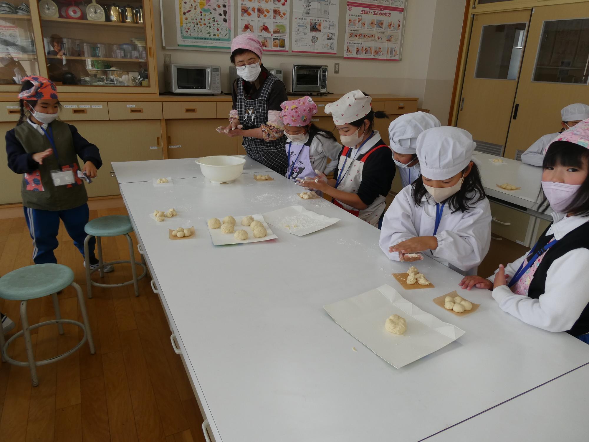 ポンデリングの生地をつなぎ合わせている写真