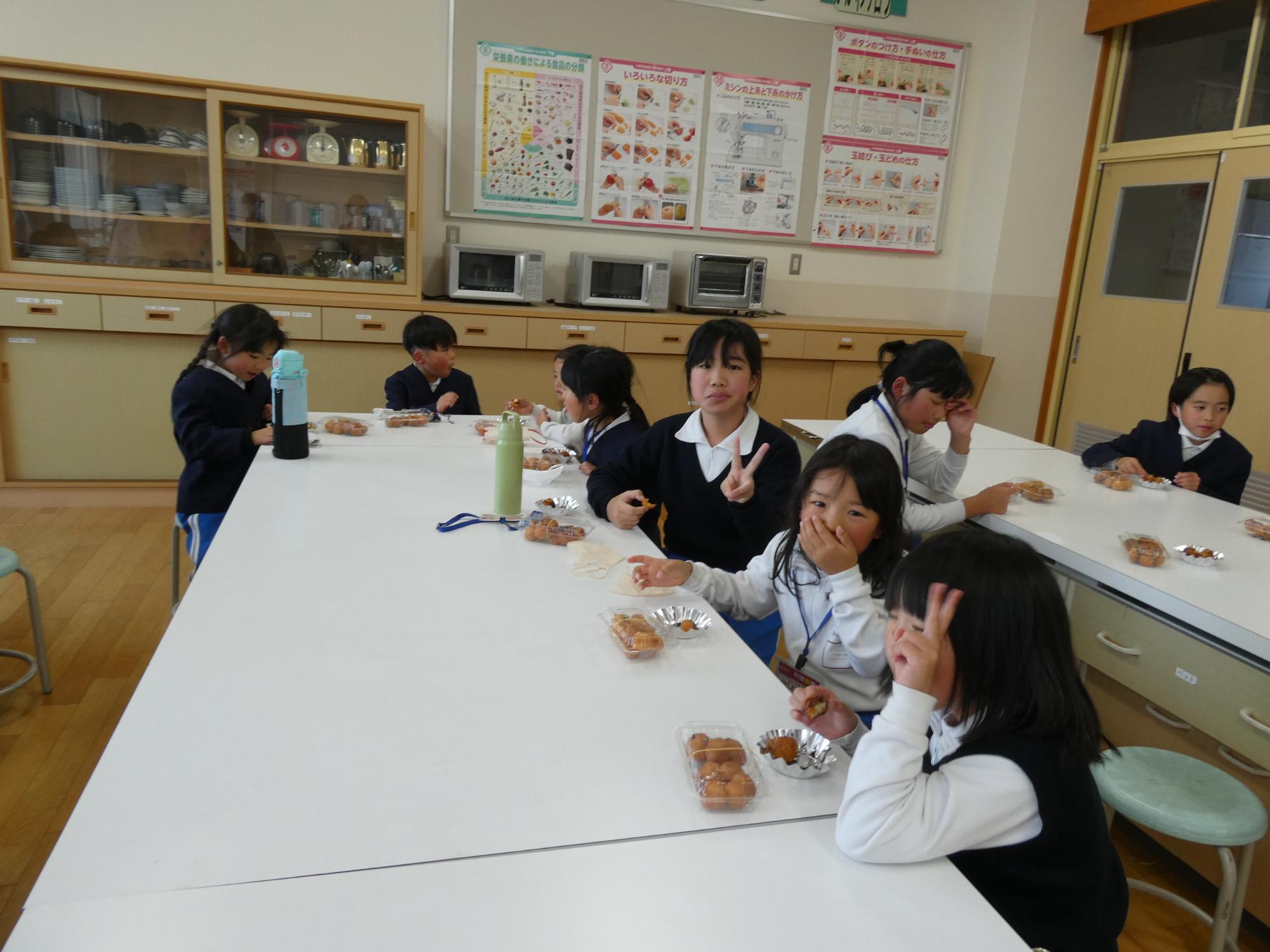 仕上がったポンデリングを食べている写真