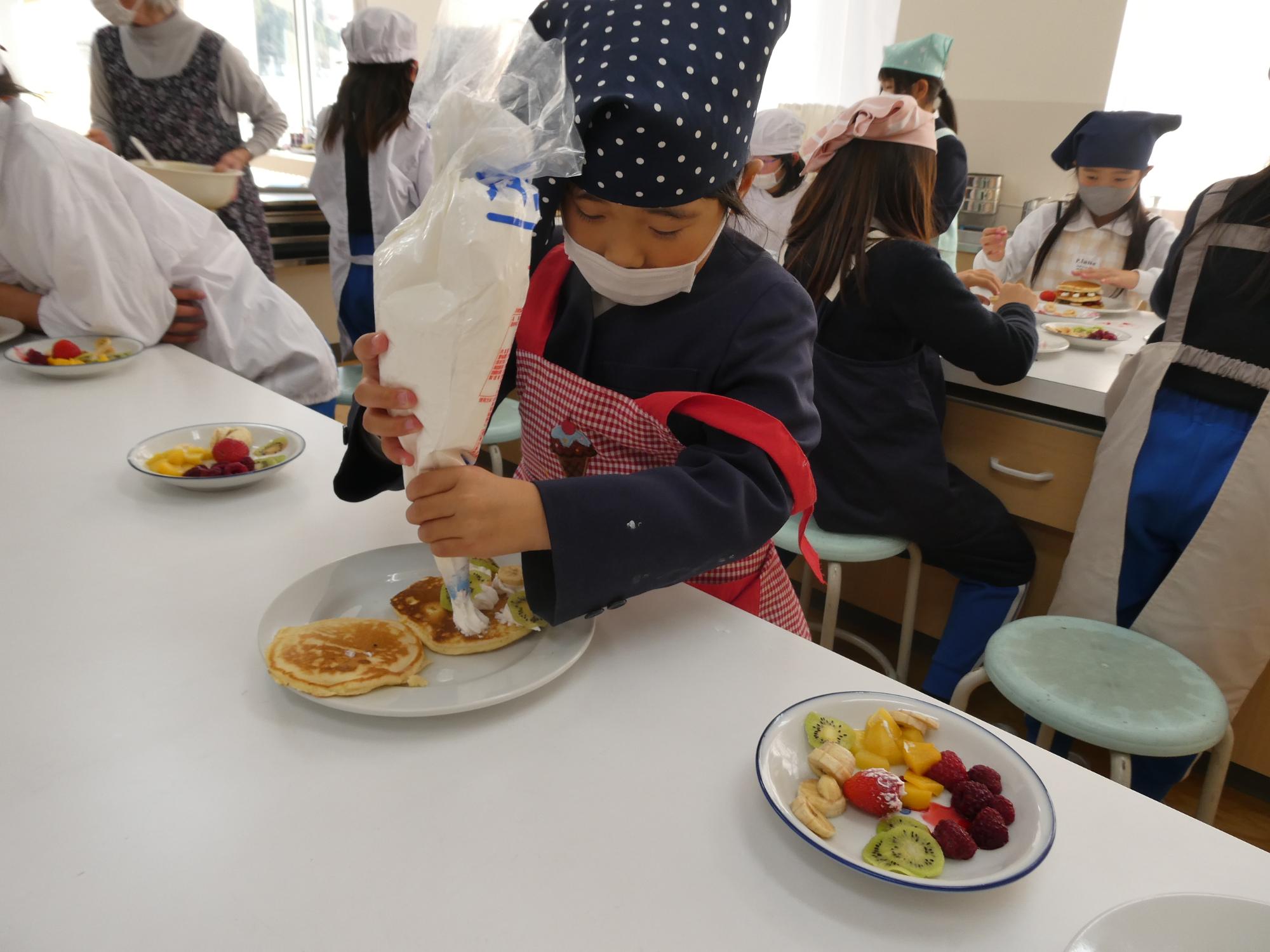 生クリームを絞る子ども