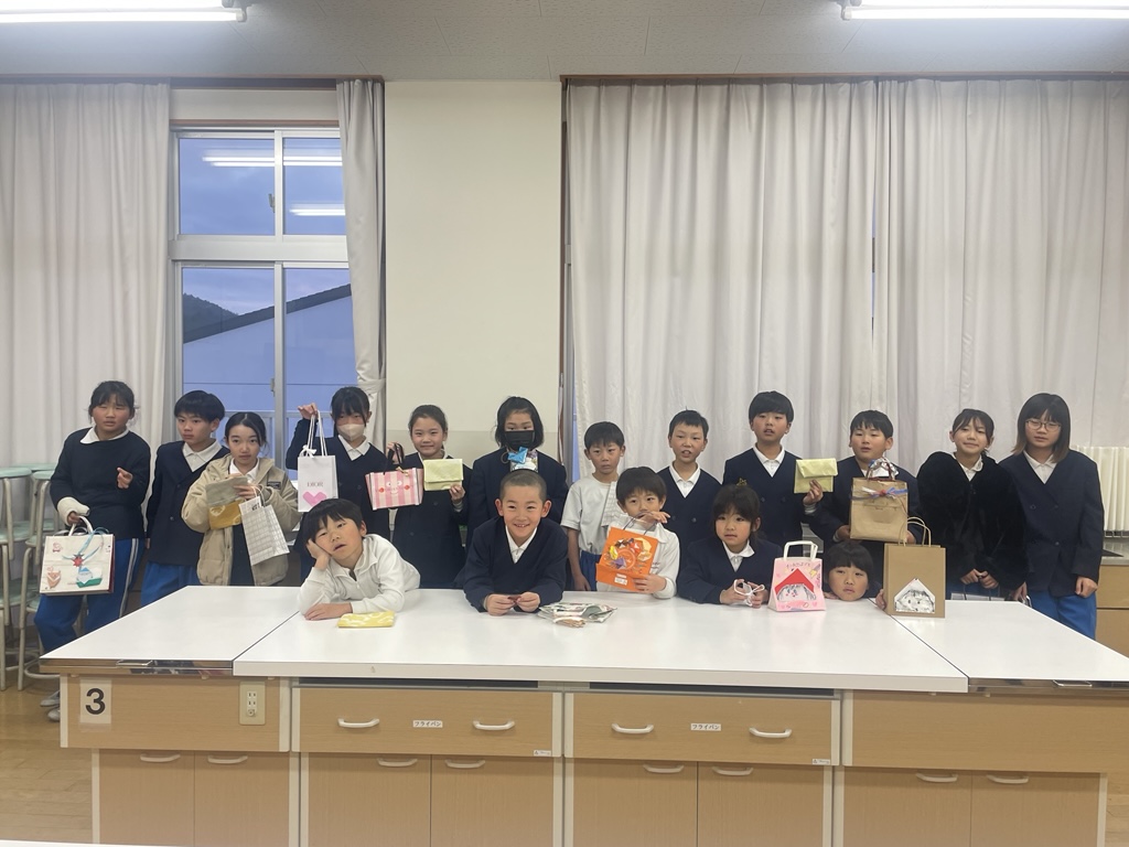 家族に贈るプレゼントを持っている子どもの集合写真