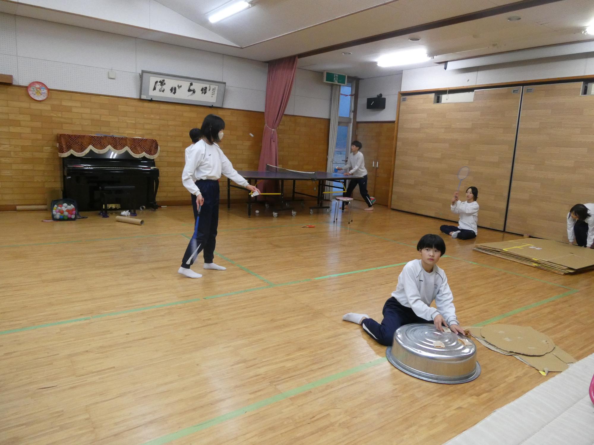 卓球やバトミントンをする子どもの写真