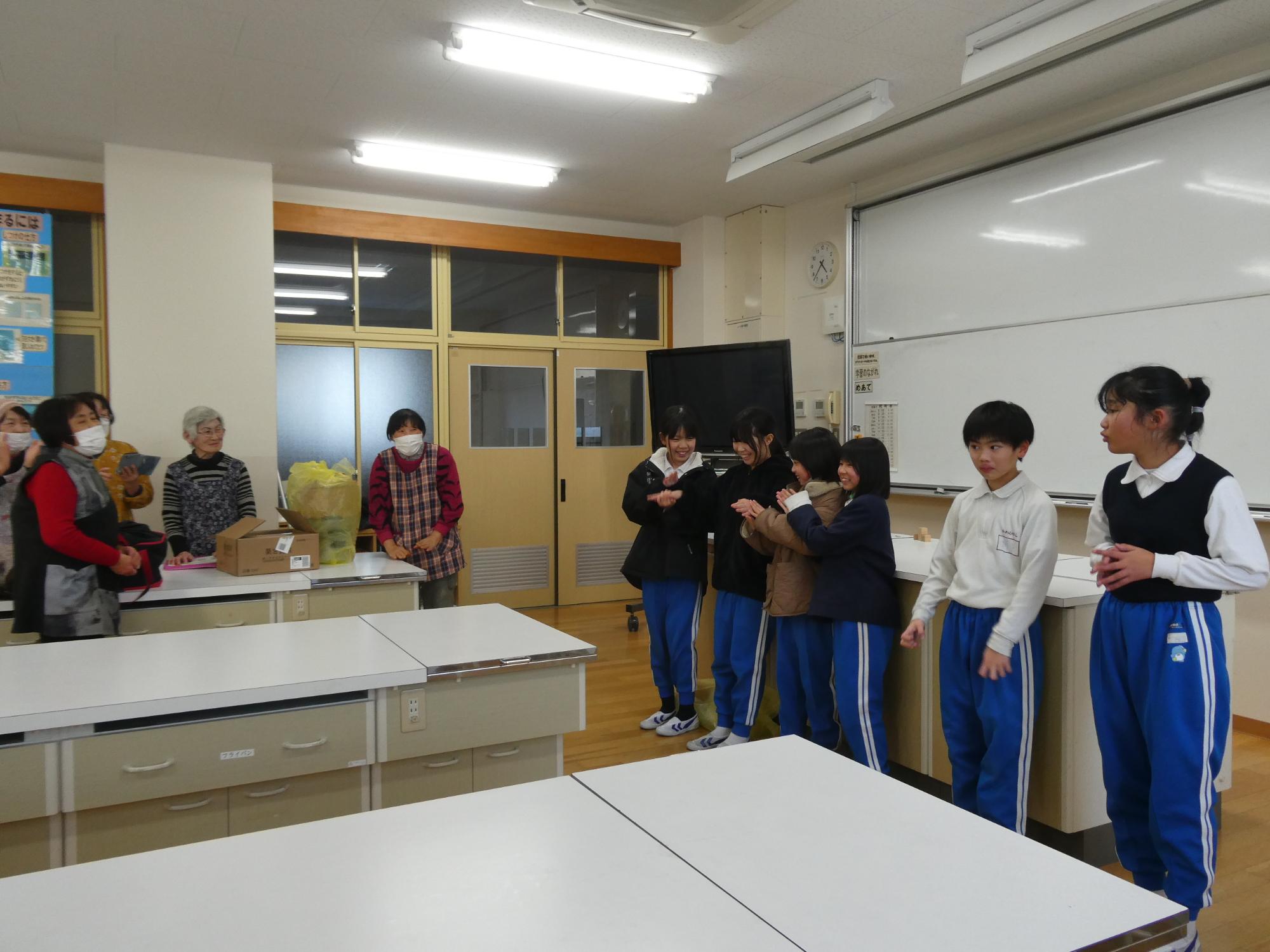 感謝の言葉を伝える子どもたち