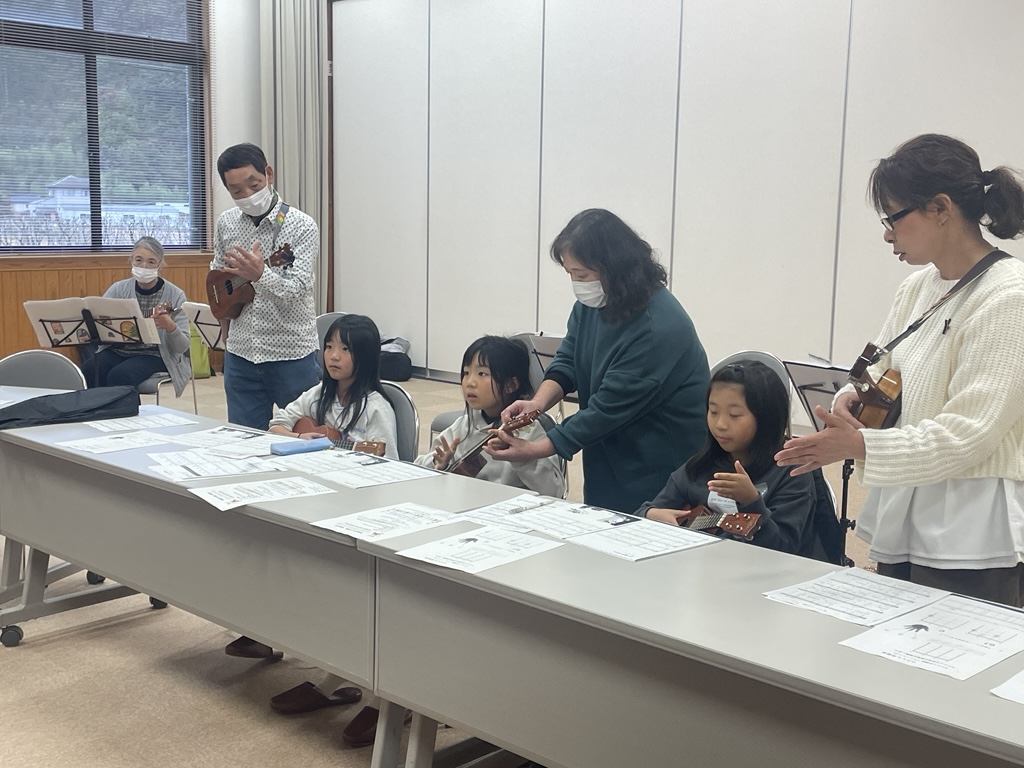 ウクレレを教わる子どもたち