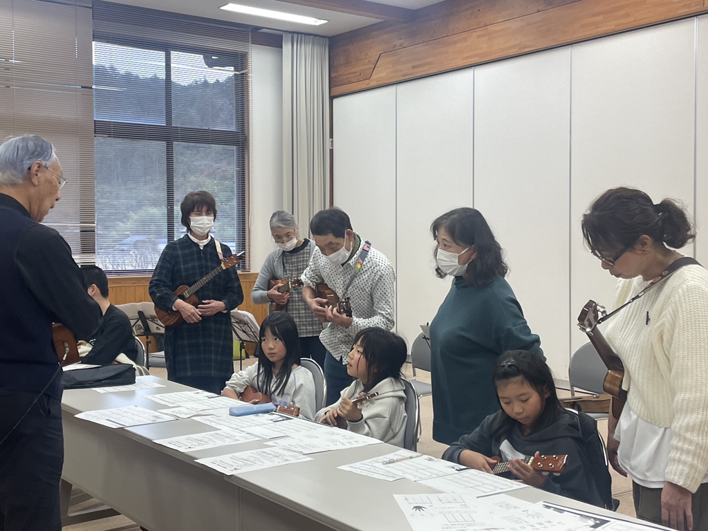 コードを練習する子どもたち