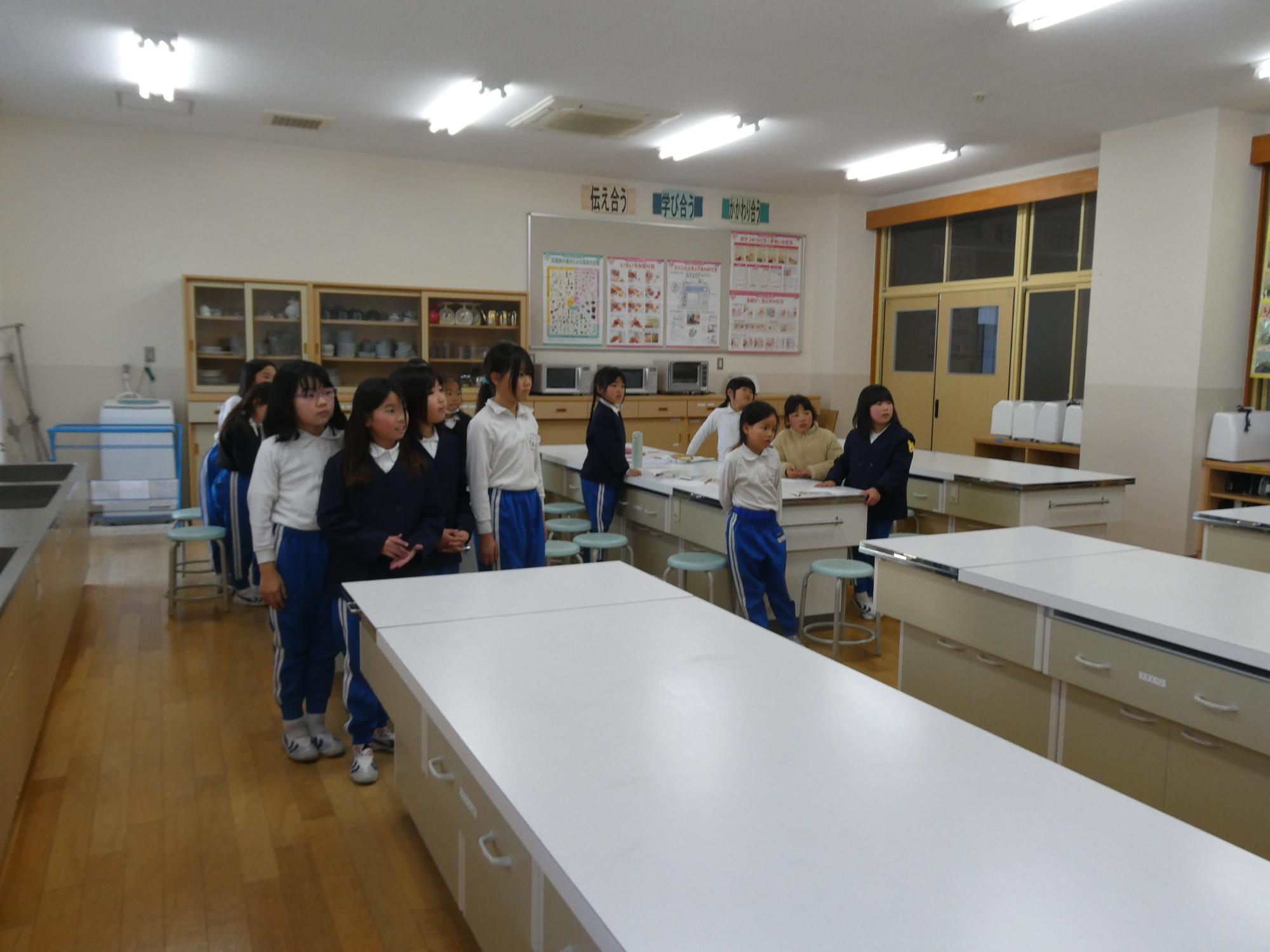 高学年の挨拶を聞く子どもたち
