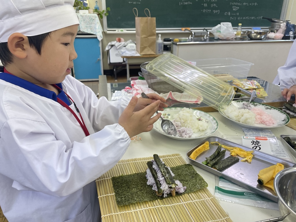 恵方巻きを作る子ども